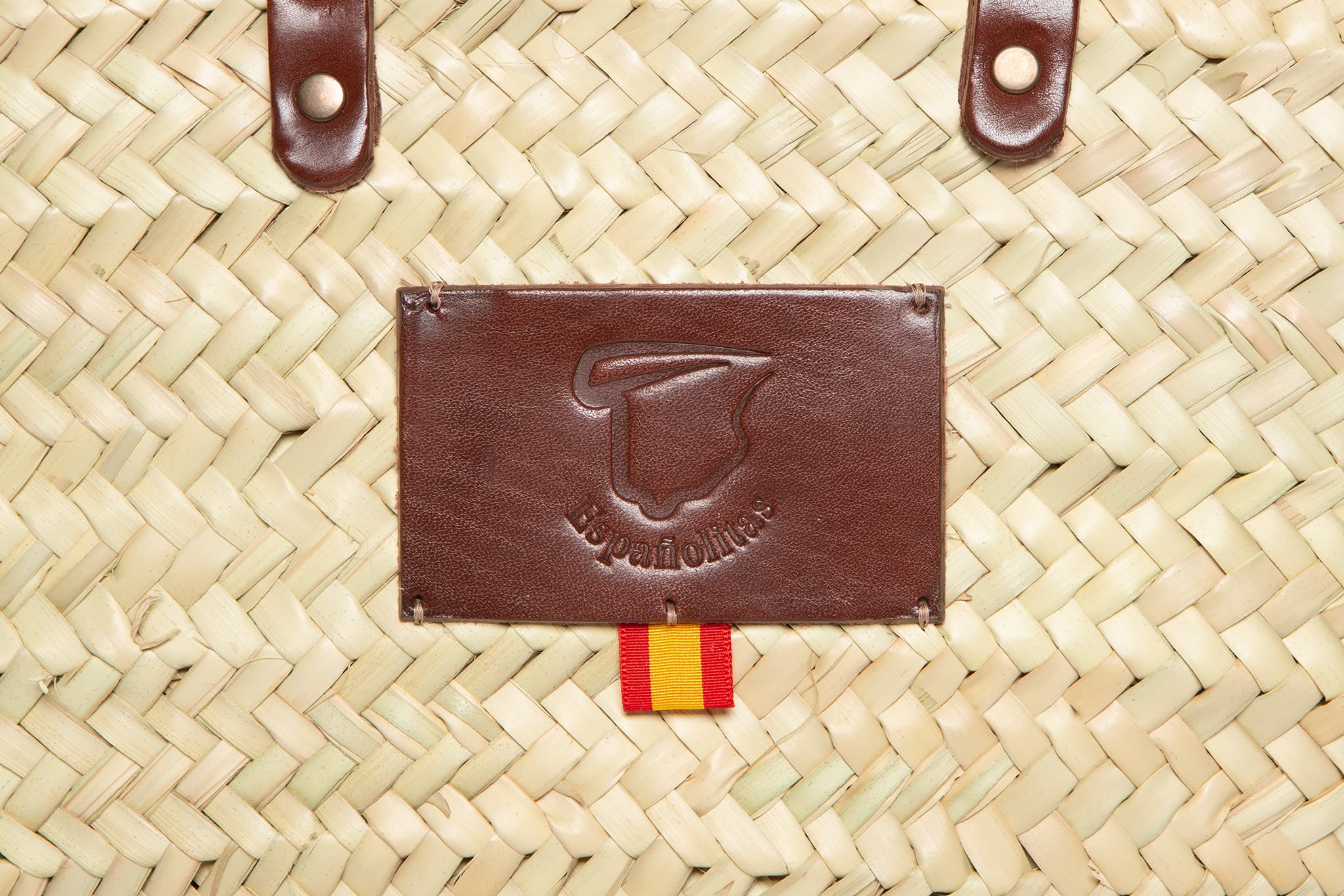 Capazo de palma bandera de España, fabricación nacional. Totalmente artesanal. Bolso doble asa con cuero de vaquetilla de primera calidad.