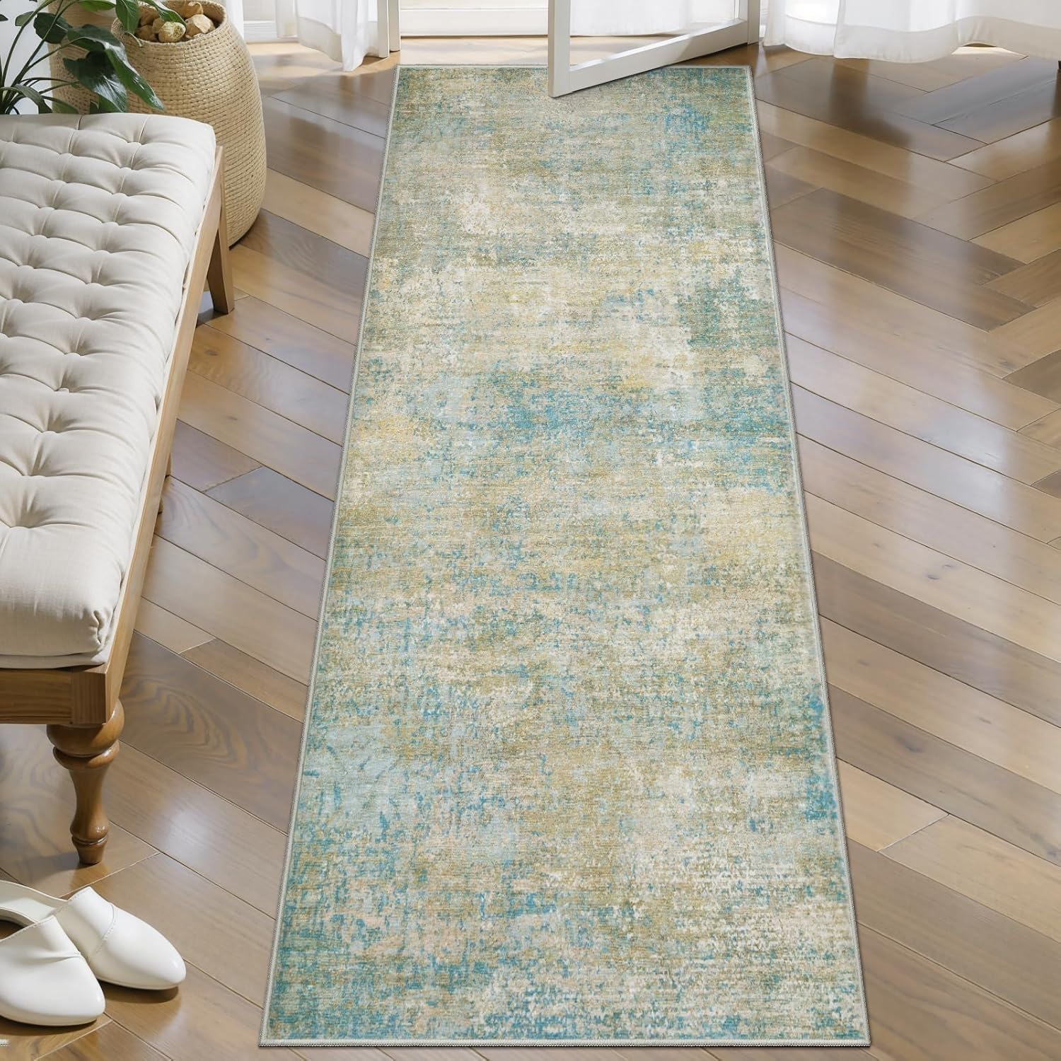 Alfombra pasillo abstracta verde azulado y dorado para una entrada y cocina con estilo