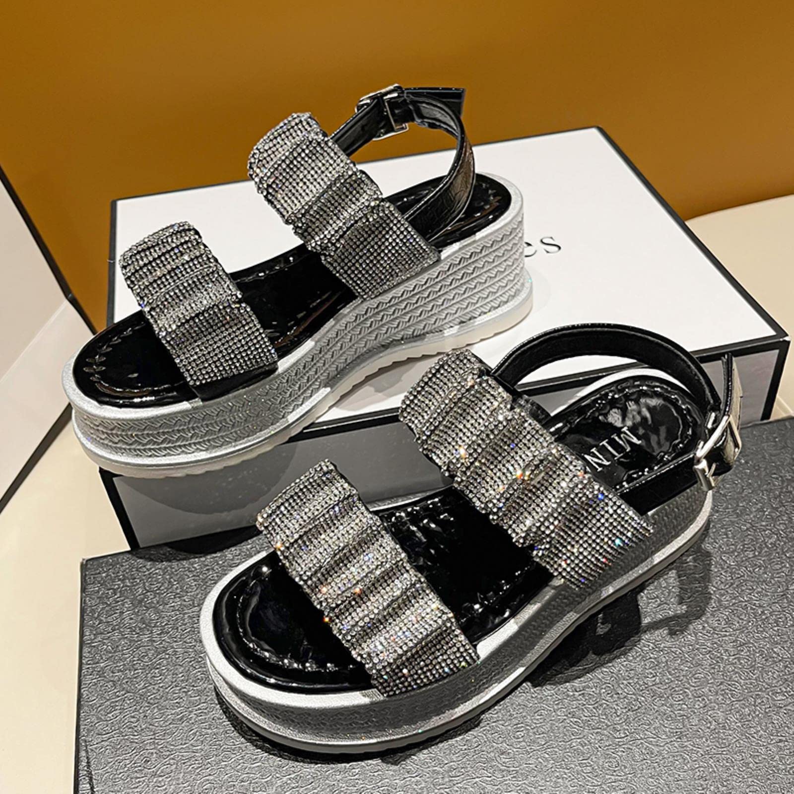 Sandalias de mujer Nuevas sandalias de lujo de verano con hebilla de cinturón de diamantes de imitación semi zapatillas de suela gruesa Muffin inferior de moda sandalias externas
