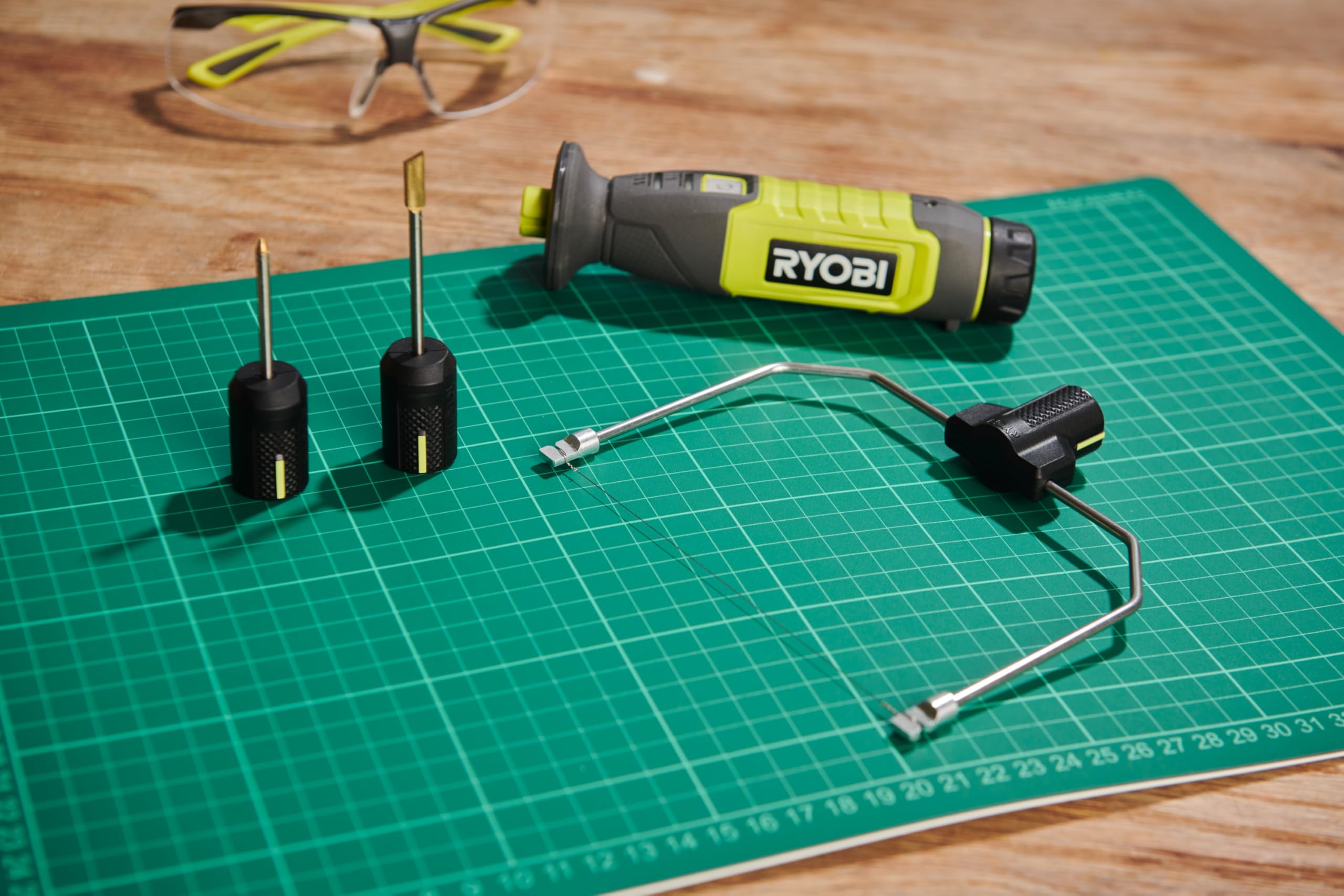 Ryobi RHC4-0, Taglierina a Caldo 4V USB al Litio, Fino a 270°, Ideale per Tagli di Modellismo e Artigianato, Include 1 Punta con Filo, 1 Punta di Incisione e 1 Punta con Coltello, Batteria non Inclusa