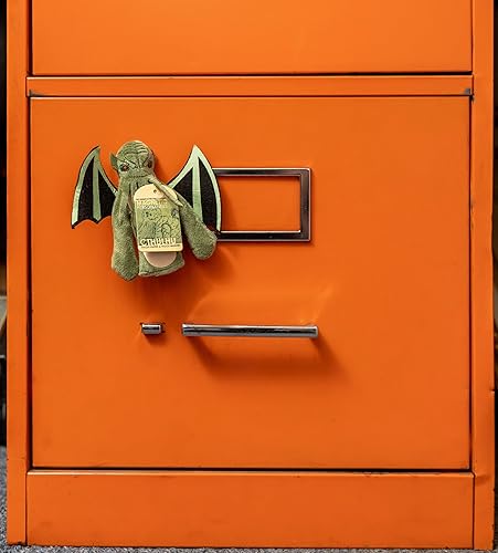 Miniatura 4 de The Unemployed Philosophers Guild H. P. Lovecraft Cthulhu Magnetic Personality - Marioneta de dedo de felpa e imán para refrigerador,