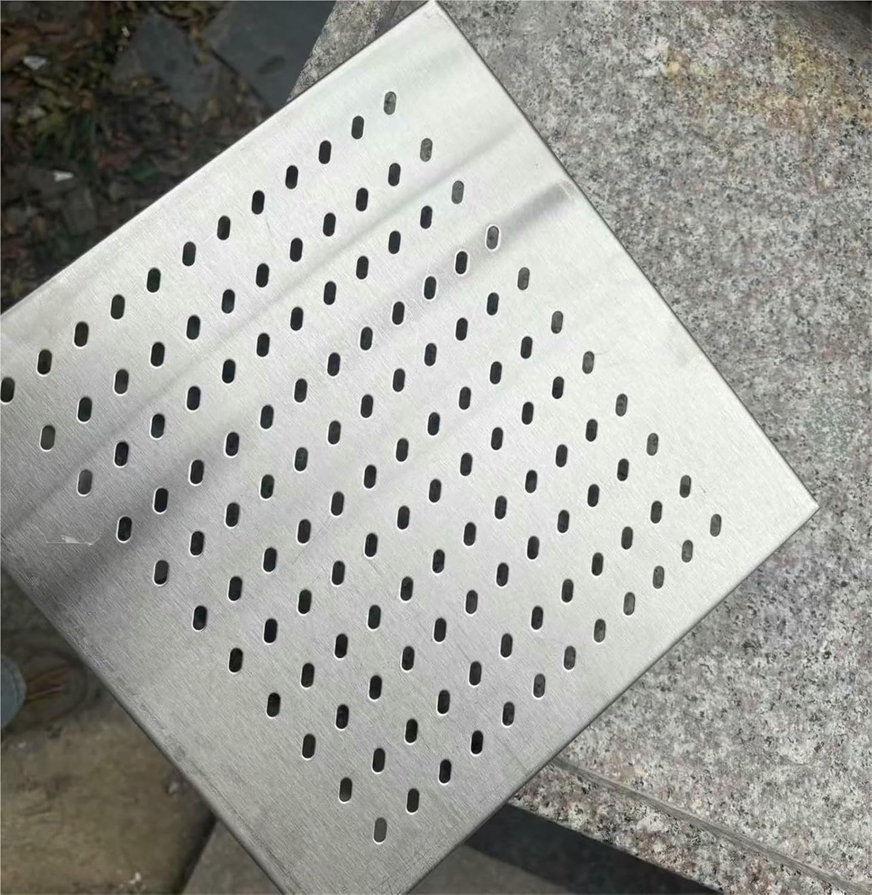 Caniveau extérieur de terrasse et bassin de captage pour des sols toujours secs