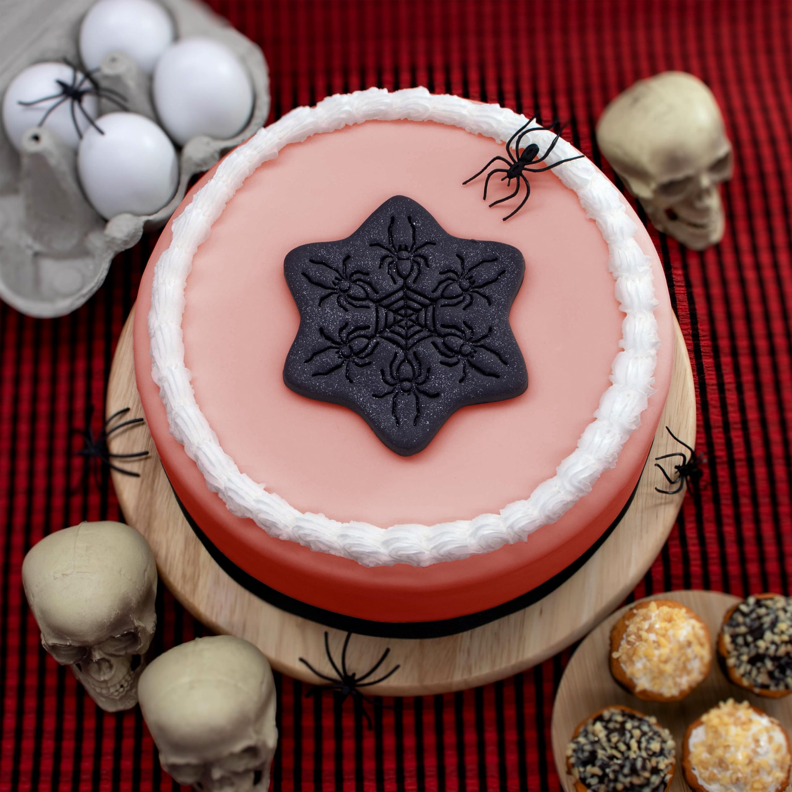 BAKERLOGY Lot de 2 Emporte-pièces Flocons Gothiques – Embosseurs Fondant Toile d’Araignée et Squelette Dansant pour Biscuits de Noël Effrayants et Fêtes Alternatives