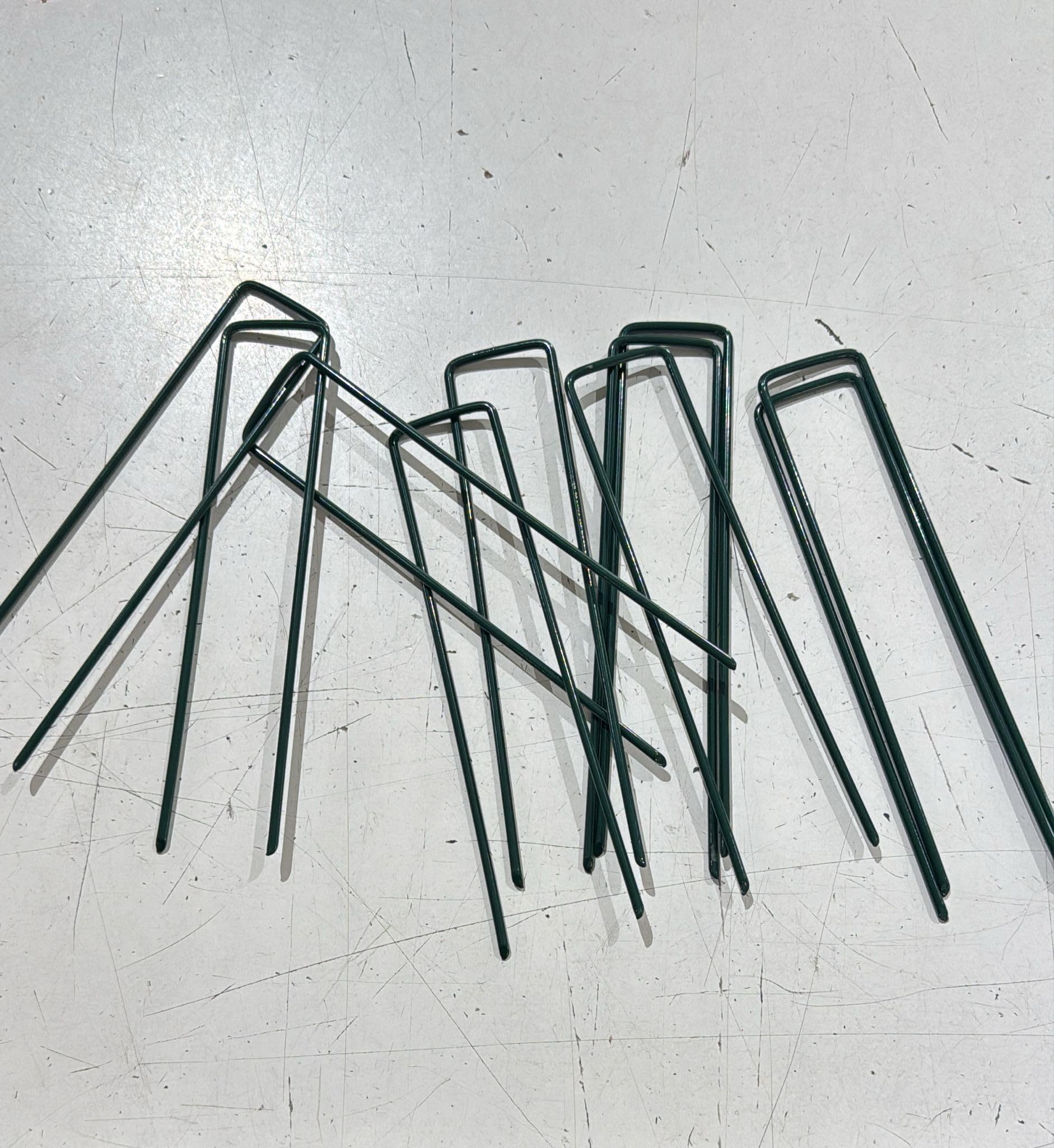 Suinga Agrafes pour Gazon Artificiel | Lot de 50 piquets de Fixation en métal galvanisé pour Filets | Clous résistants pour Jardins et terrasses | Ancrage pour Gazon Artificiel Vert