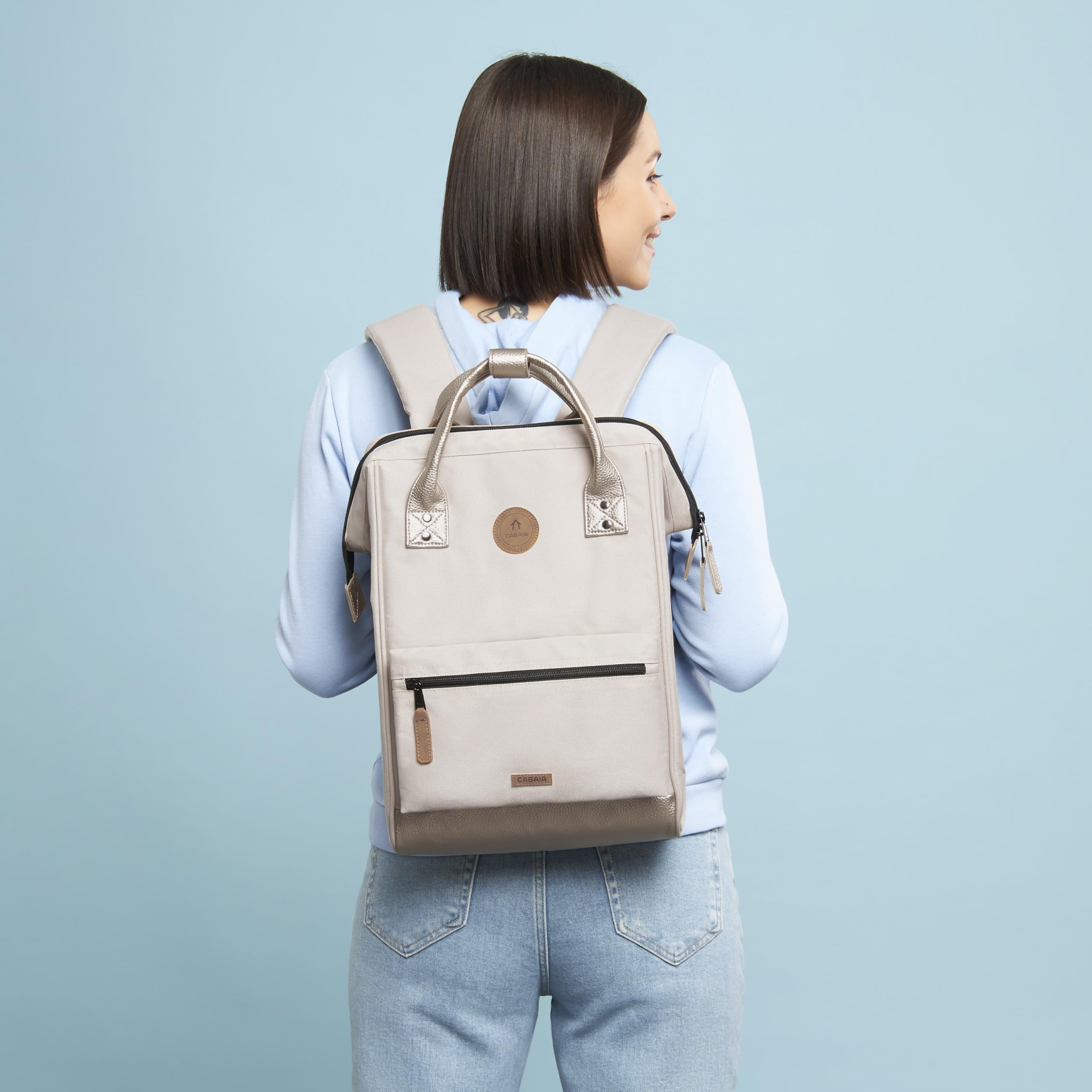 CABAIA - Sac à Dos Adventurer Alger - Medium 18L - Déperlant - Compartiment Ordinateur Portable 13" - 2 Poches - Certifié Vegan - Sac Voyage, Affaires, École pour Homme et Femme - Beige