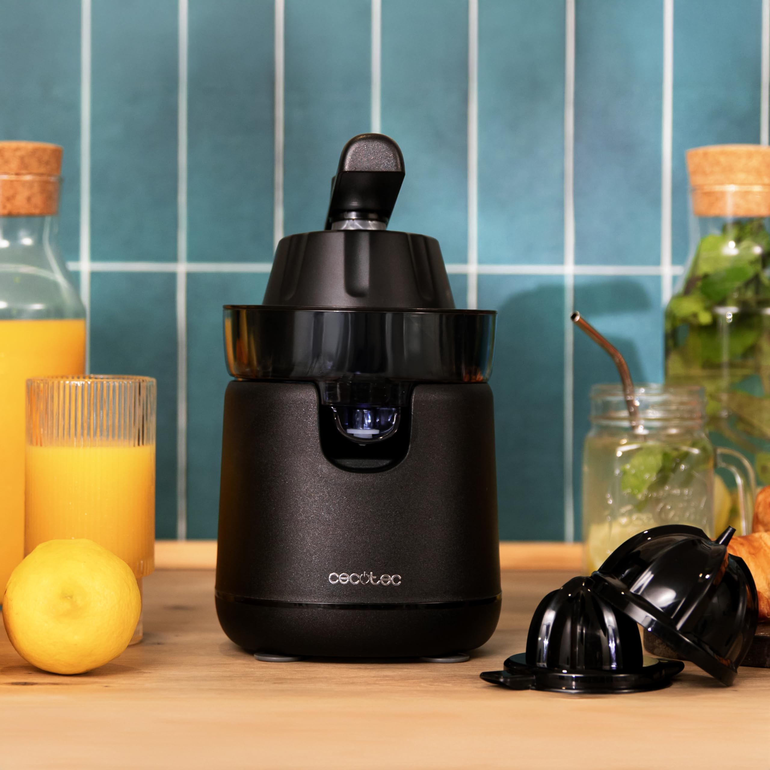 Cecotec Exprimidor Eléctrico de Brazo para Naranjas y Cítricos EssentialVita Hyden 120. 120W, 2 Conos Desmontables de Plástico de Diferente Tamaño, Mango y Tapa de Plástico, Capacidad de 250ml