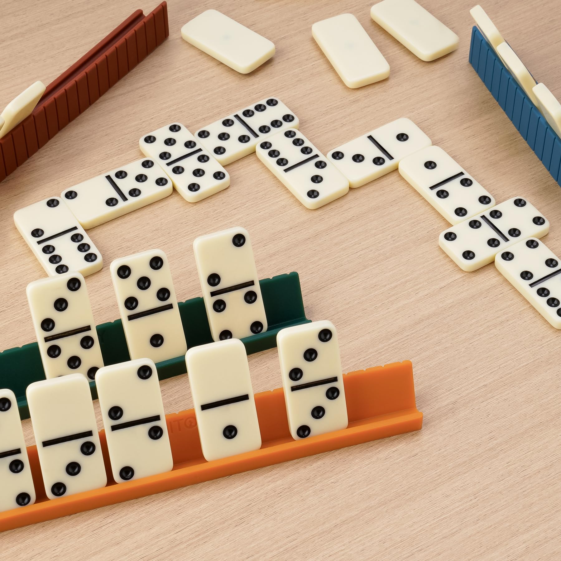Juego de dominó para adultos, doble 6 fichas de dominó con 28 piedras (4 x 2 x 0,5 cm) y 4 soportes de silicona para dominó (16 x 1,7 x 1,8 cm), juego de mesa clásico con bolsa de transporte para