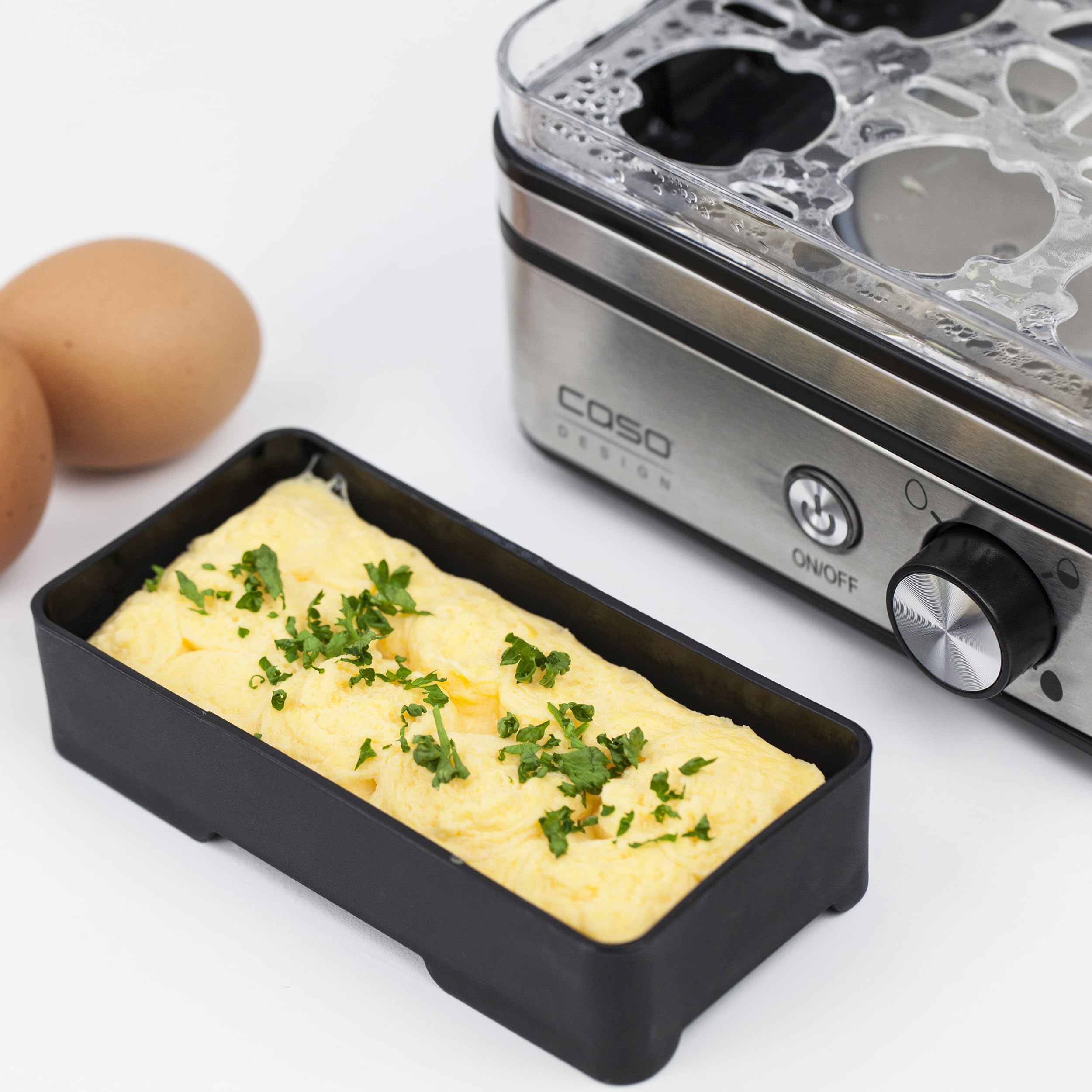 CASO E 9 - Cuisinier d'œufs design, cuiseur d'œufs électronique pour jusqu'à 8 œufs, support d'œufs amovible, signal acoustique, sans BPA, avec verre doseur et pic à œufs et deux coquilles à pocher