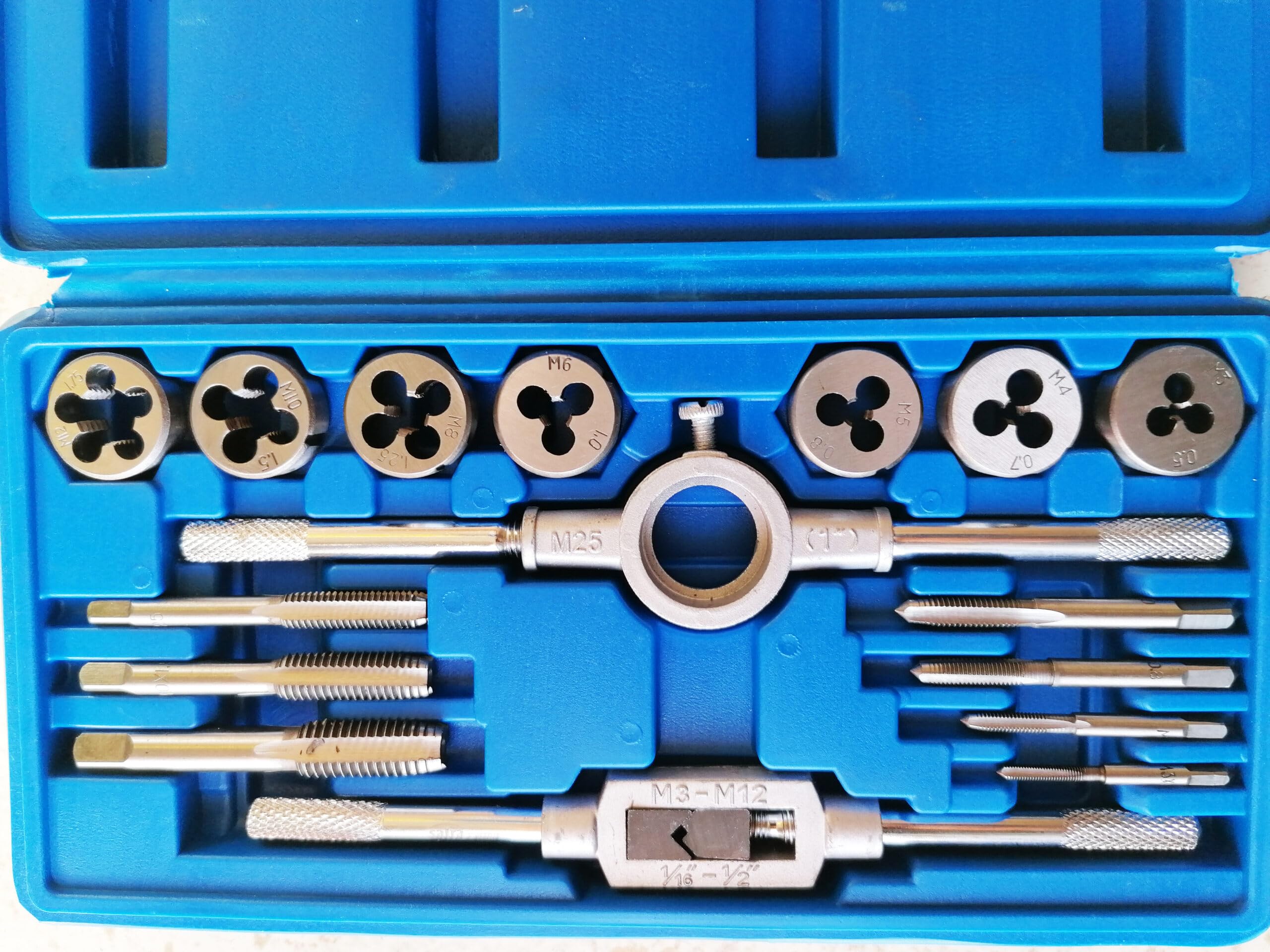 Set Maschi e Filiere 16 Pezzi in Valigetta | Maschi M3–M12 + Filiere M3–M12 | Giramaschi e Portafiliere Inclusi | Kit Filettatura Metallo Metrica ISO Professionale
