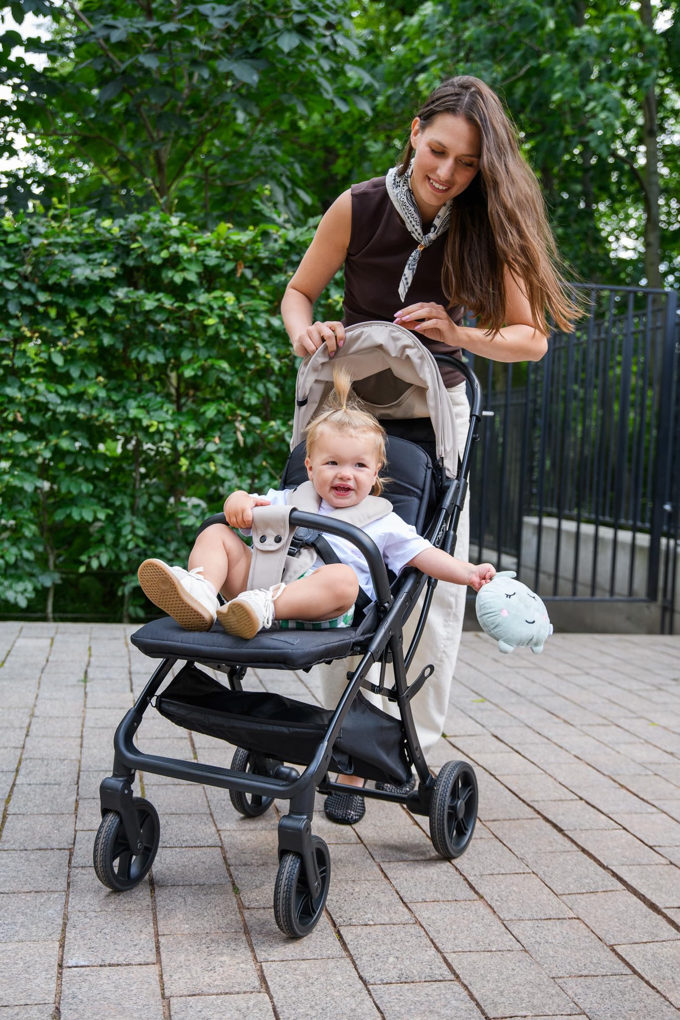 MoMi PAOLA Silla de Paseo Ligera y Compacta hasta 22 kg, Plegado Automático, Arnés de 5 Puntos, Ruedas con Suspensión, Cesta de Almacenamiento, Portavasos