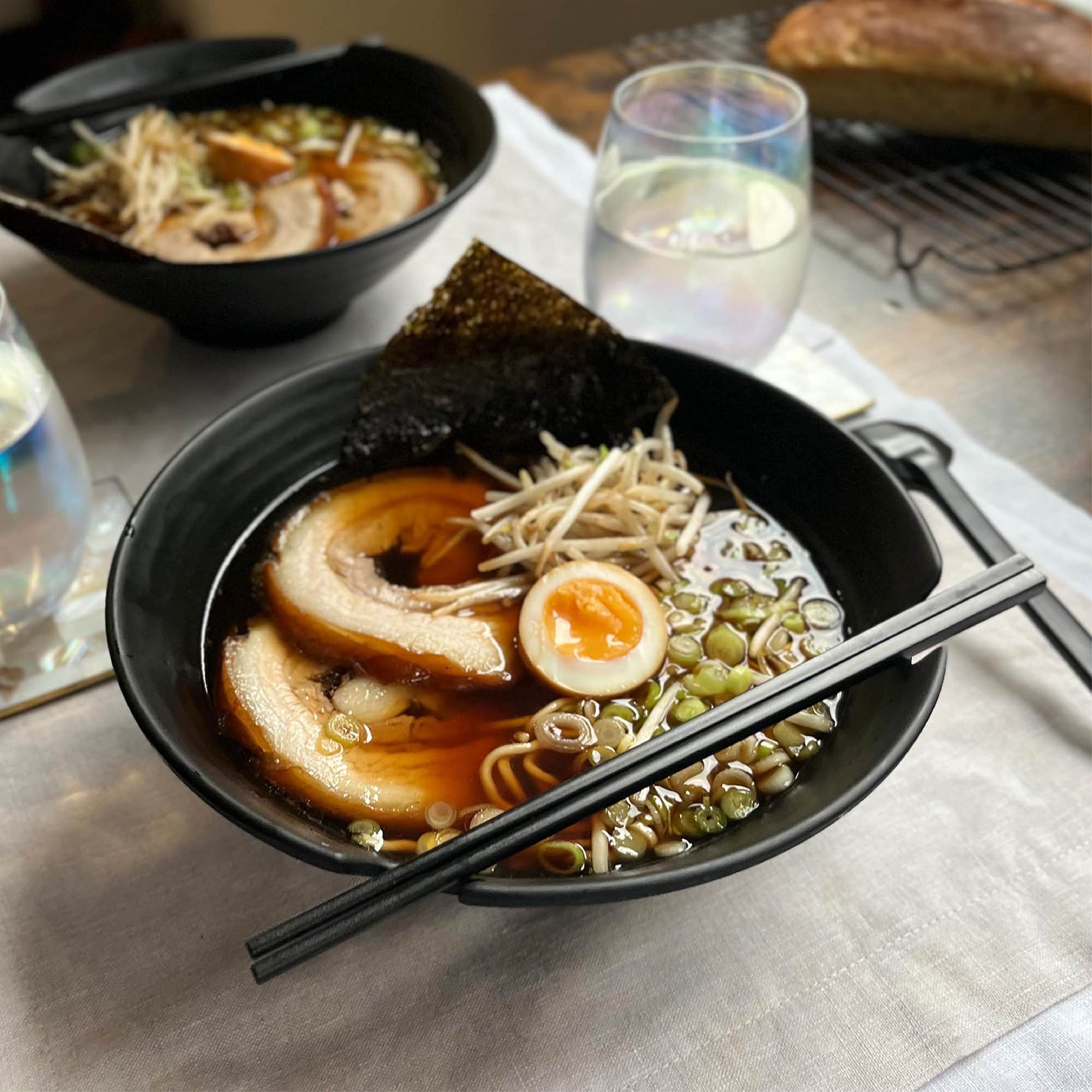 HEFTMAN Juego de 2 cuencos de ramen japonés - elegantes cuencos de ramen de 1000 ml, aptos para lavavajillas, juego de cuencos de fideos de plástico duradero - Con cucharas y palillos a juego (negro)