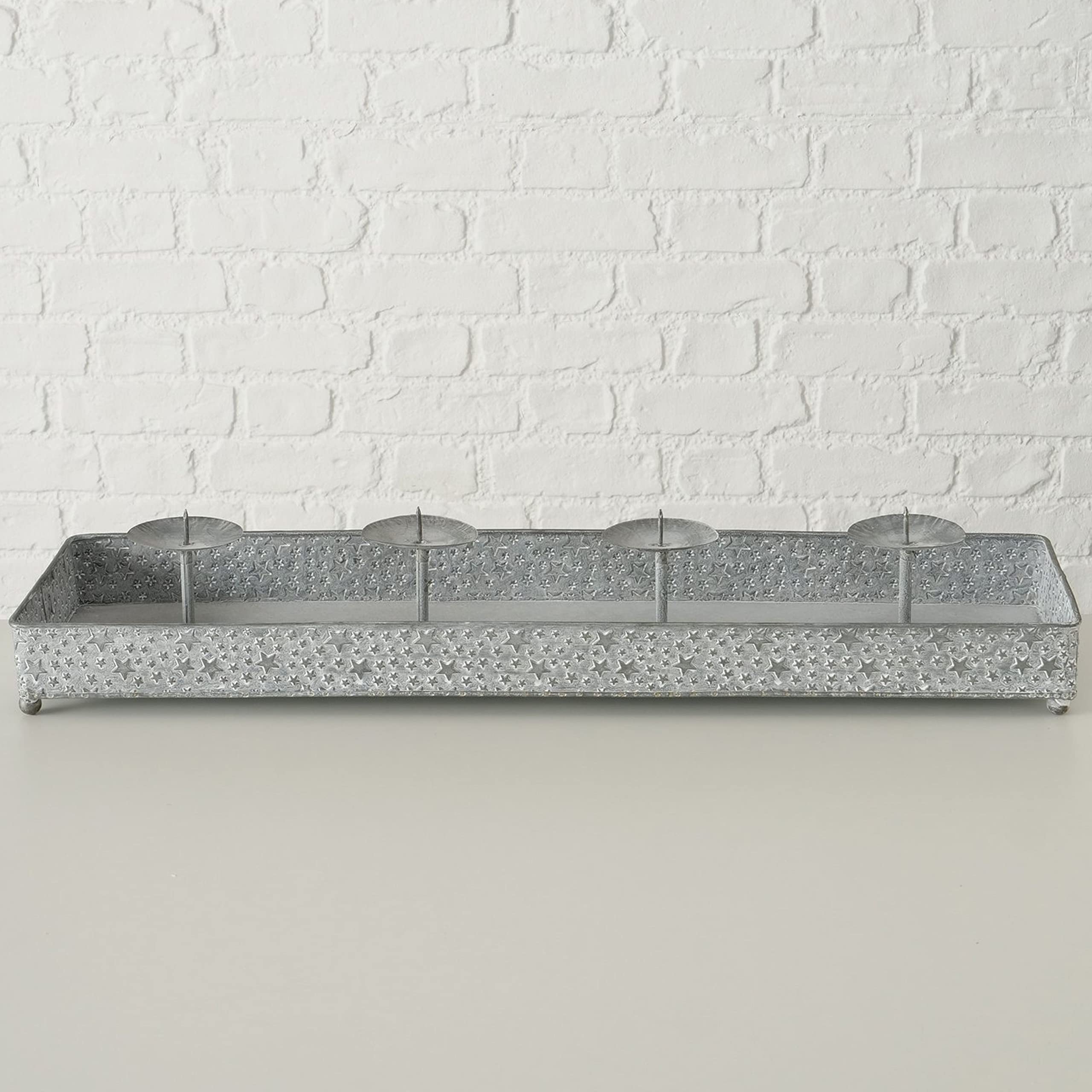 BOLTZE Kerzenleuchter Finno rechteckig I (LxH) 70x11cm I Kerzenständer aus Zink mit Sternen-Dekor I Advents-Kerzenhalter auf Tablett für 4 Stumpenkerzen I Tisch-Deko zu Weihnachten, Kranz, Wohnzimmer