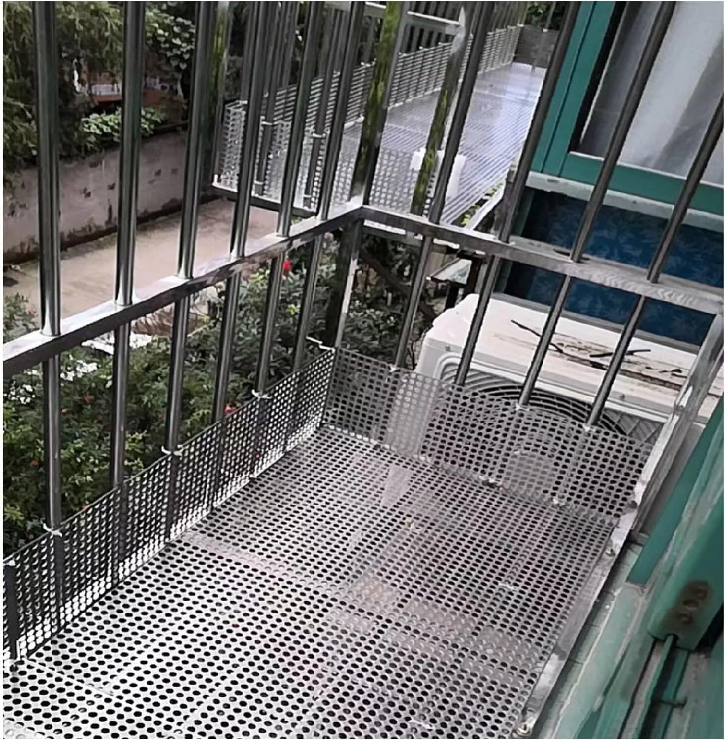 Plaque perforée antichute pour protéger les enfants des balcons