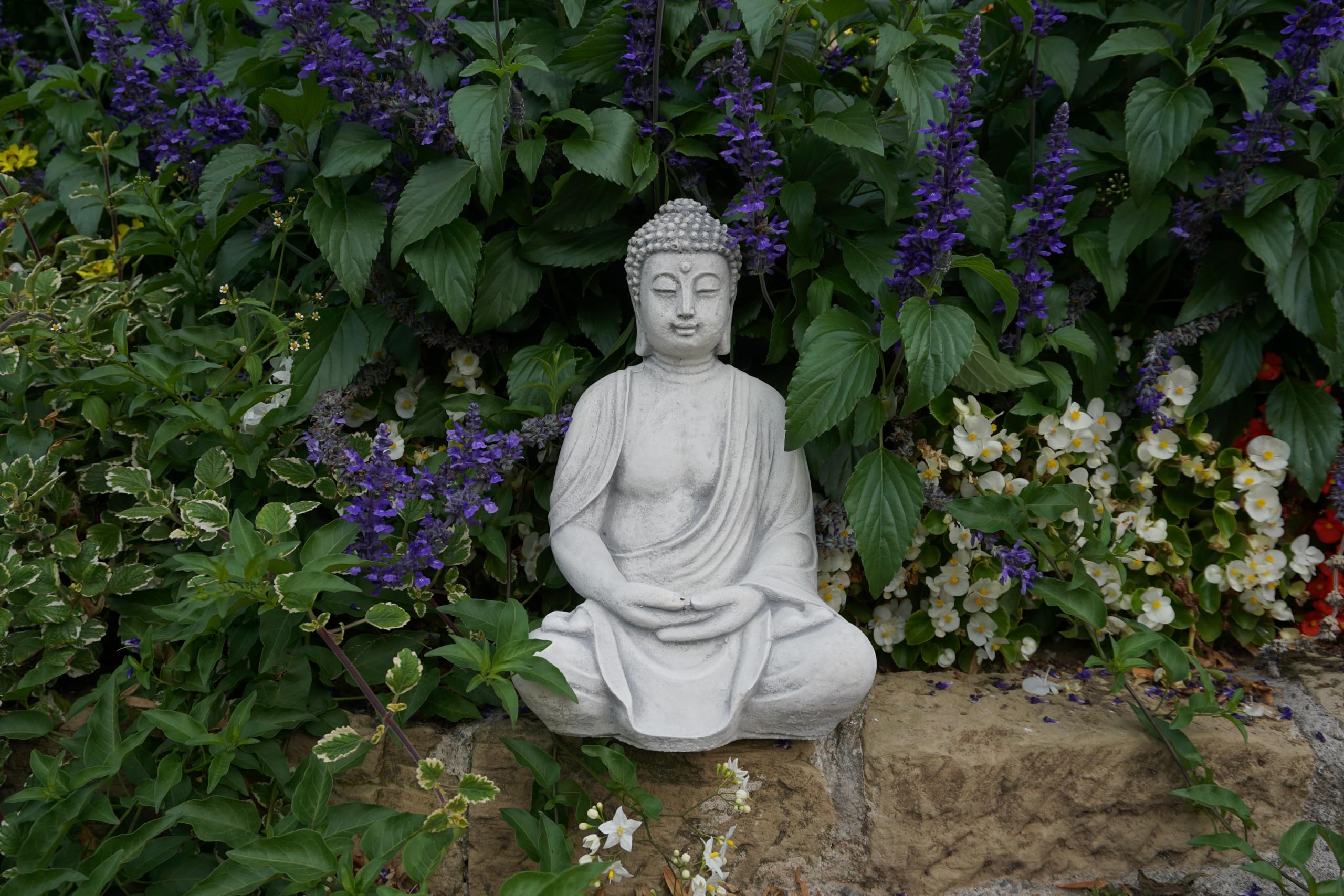 gartendekoparadies.de Sitzende Buddha Statue, Steinfigur, H. 39 cm, 12 kg, Grau, frostsicher aus Steinguss für Außenbereich