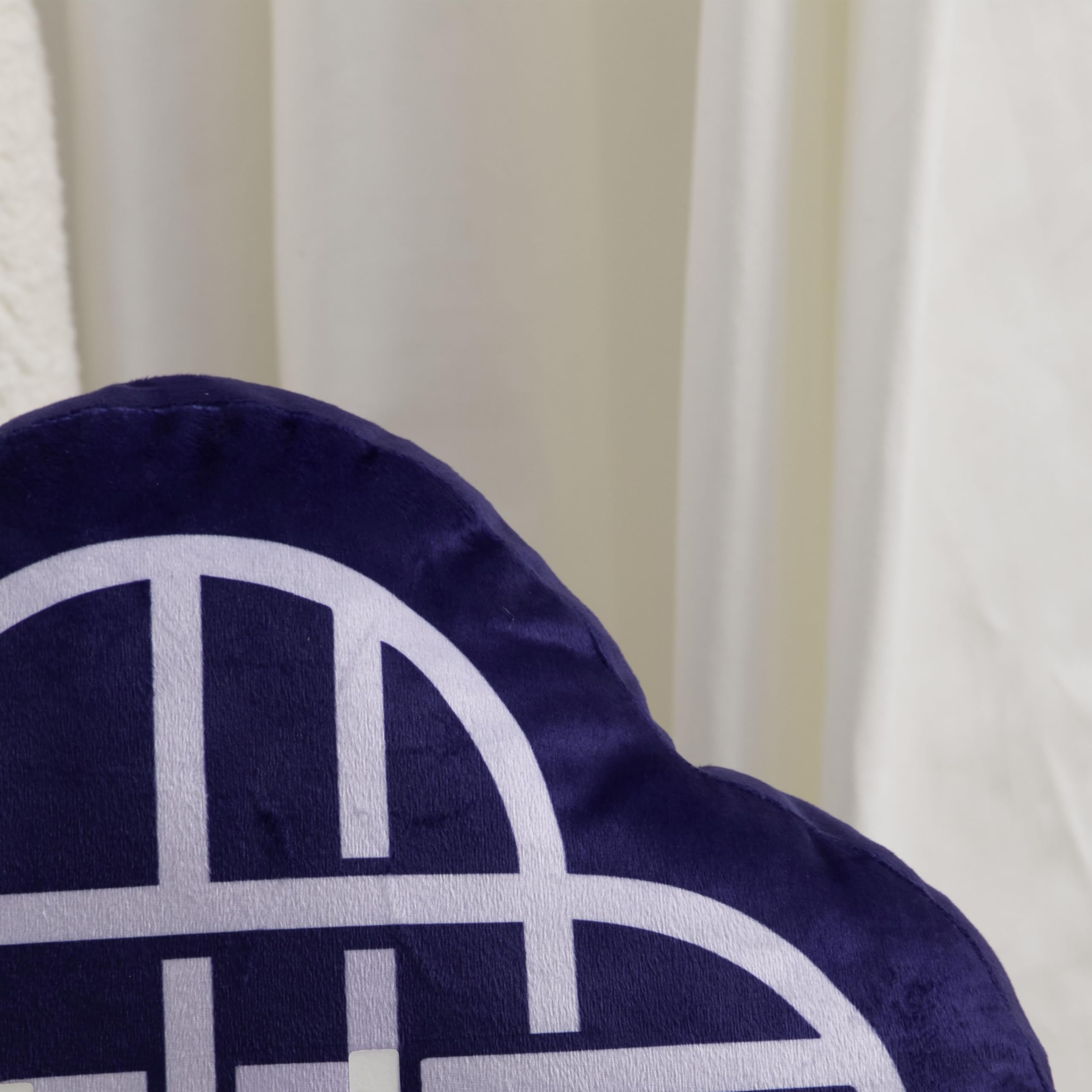 Cuscino sagomato con licenza ufficiale K-Pop Demon Hunters | Design Huntrix lampeggiante | Emblema che si illumina al buio | Perfetto per l'arredamento della camera da letto o del soggiorno 40 x 40 cm