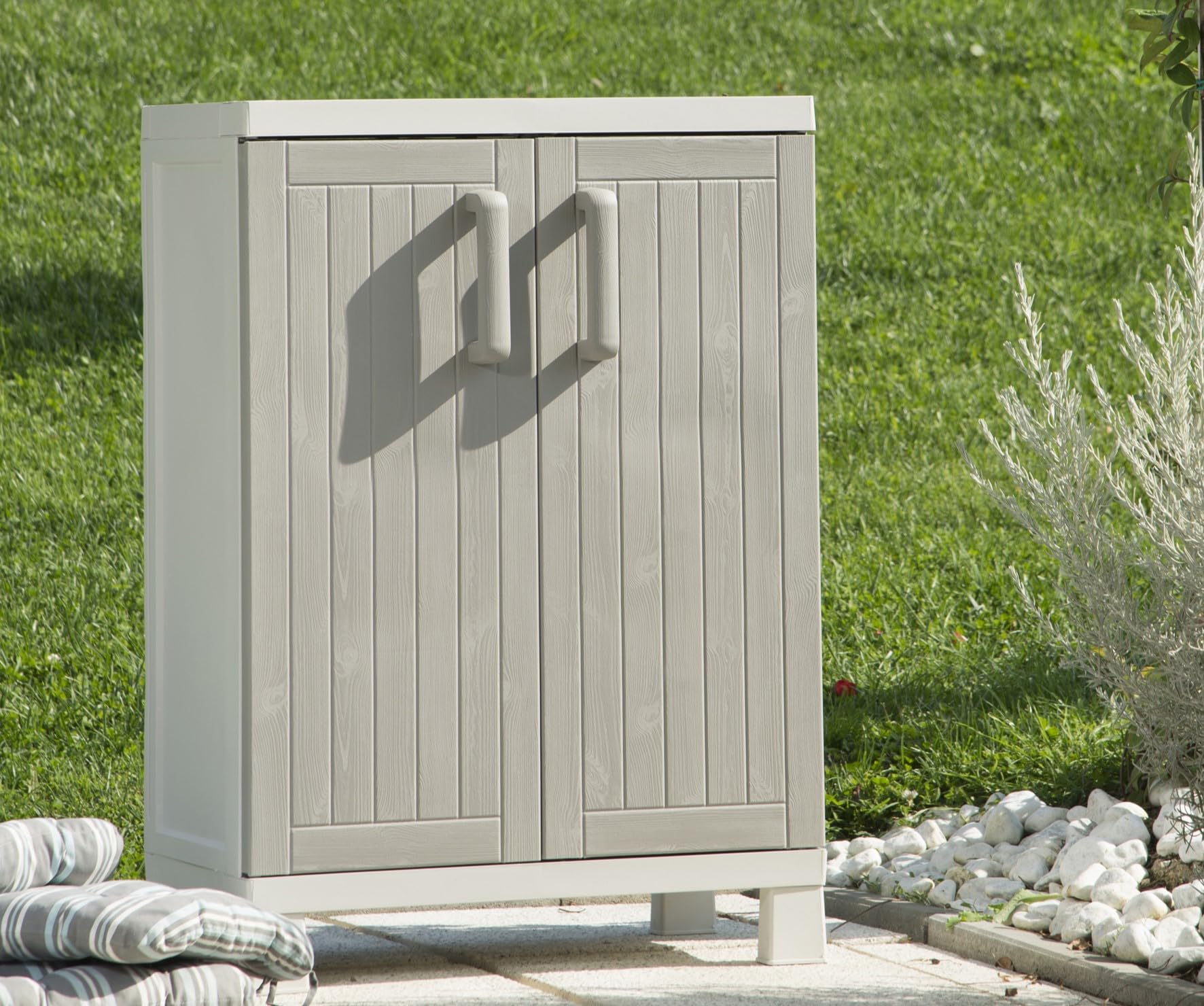 Toomax Armadio Wood Midi Basso 65x37x93h cm in plastica resistente effetto legno grigio tortora/grigio chiaro, con 2 ripiani regolabili e piedini, ideale per garage, cantine e spazi interni
