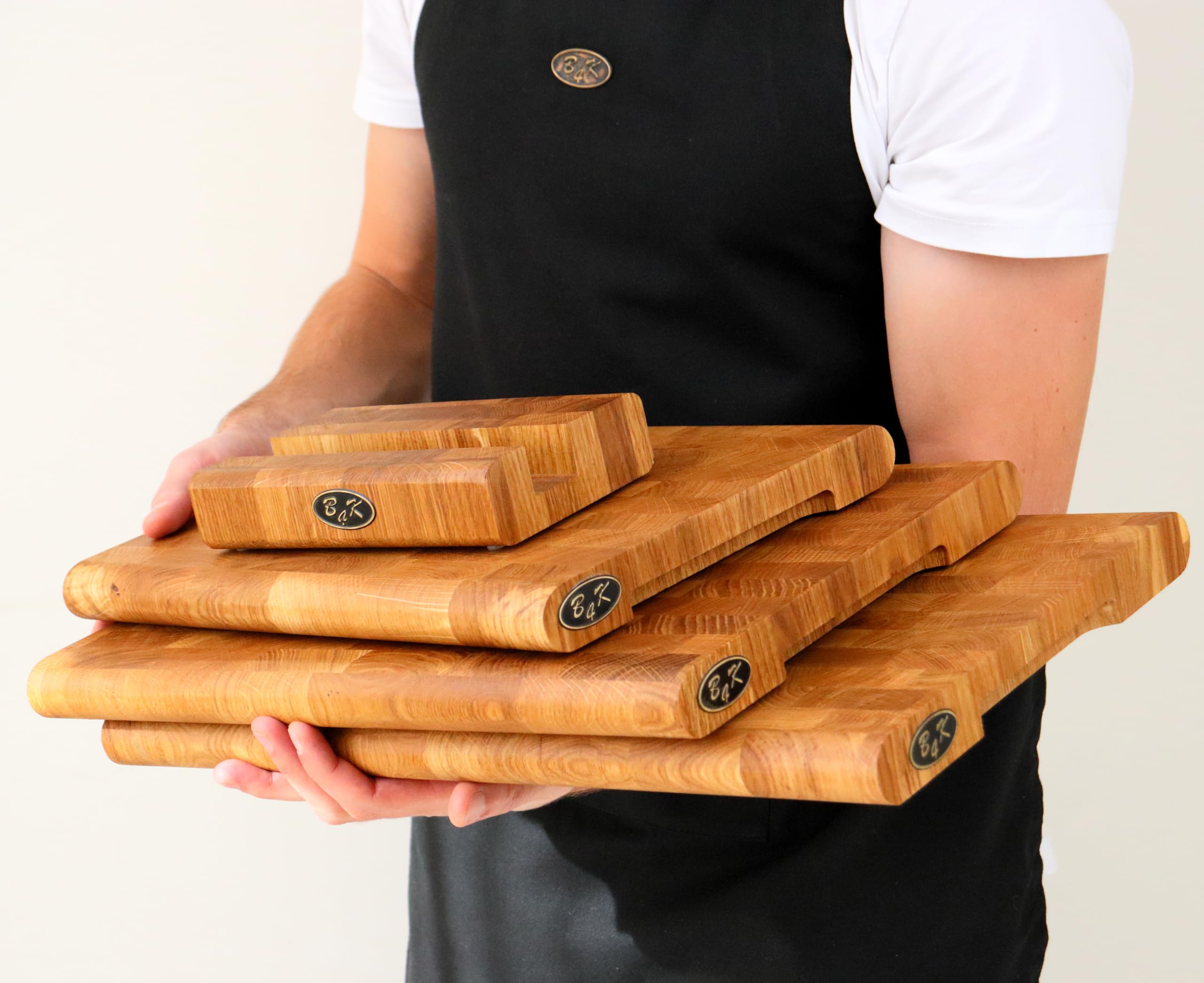 B4K® Schneidebrett 35 × 25 cm aus Eichen-Stirnholz Inkl. Ständer | Hackblock mit Ständer, Abgerundete Kanten, Rutschfest mit Silikonfüßen, Griffmulden, Ideal für Küche & BBQ