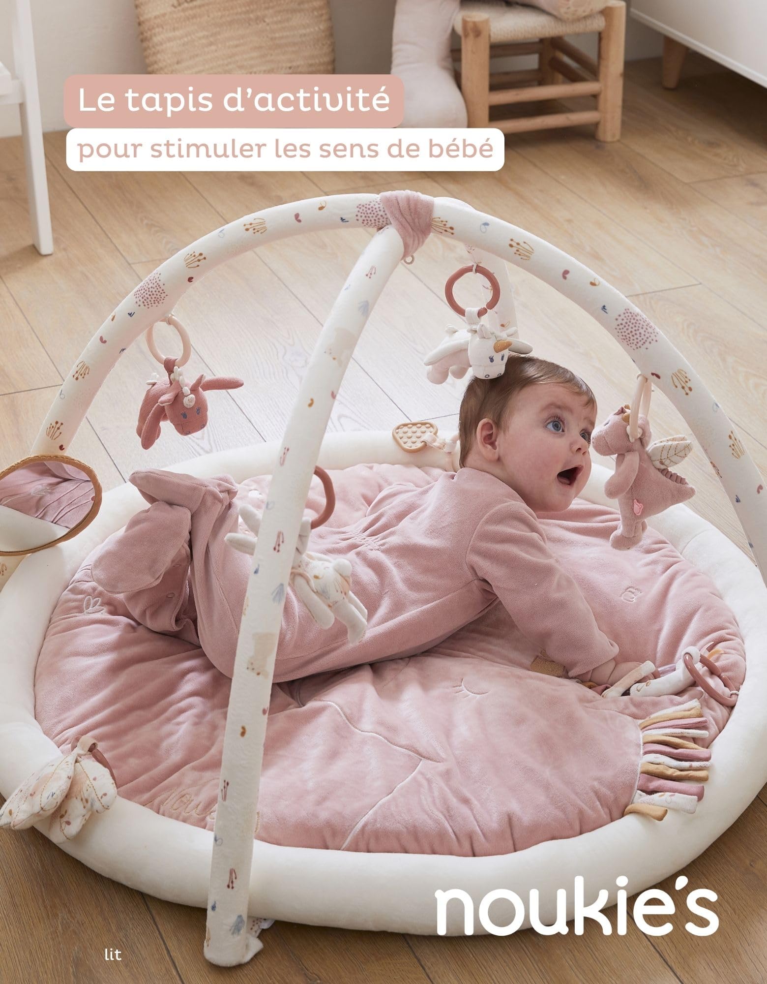 NOUKIE'S - Tapis d'Éveil Bébé - Rose - Lina & Joy - Tapis d’Activités Sensoriel avec Jouets Suspendus - Motricité, Développement Éveil - Lavable Machine - Naissance - Cadeau