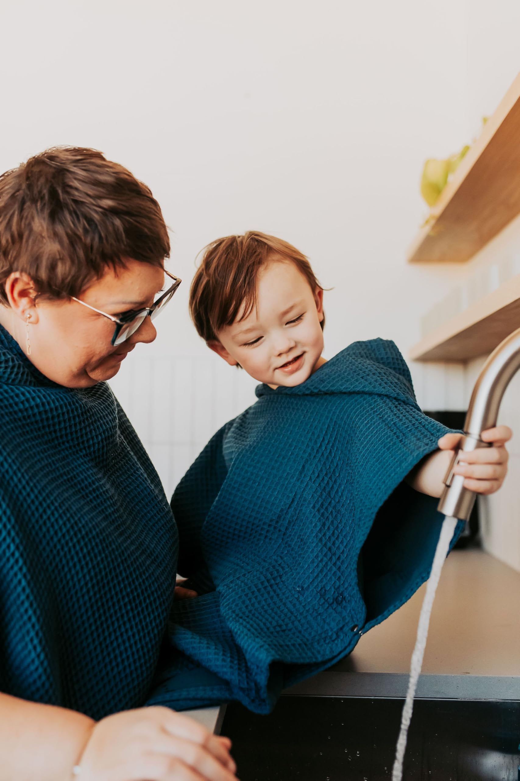 Jade&Kai Kapuzenhandtuch für Erwachsene, lässt sich in einen Poncho einrasten, Bio-Baumwolle, Waffelmuster, leicht und saugfähig, Bad, Strand und Pool, passend zu Kindern, mehrere Farben, Januar Aqua