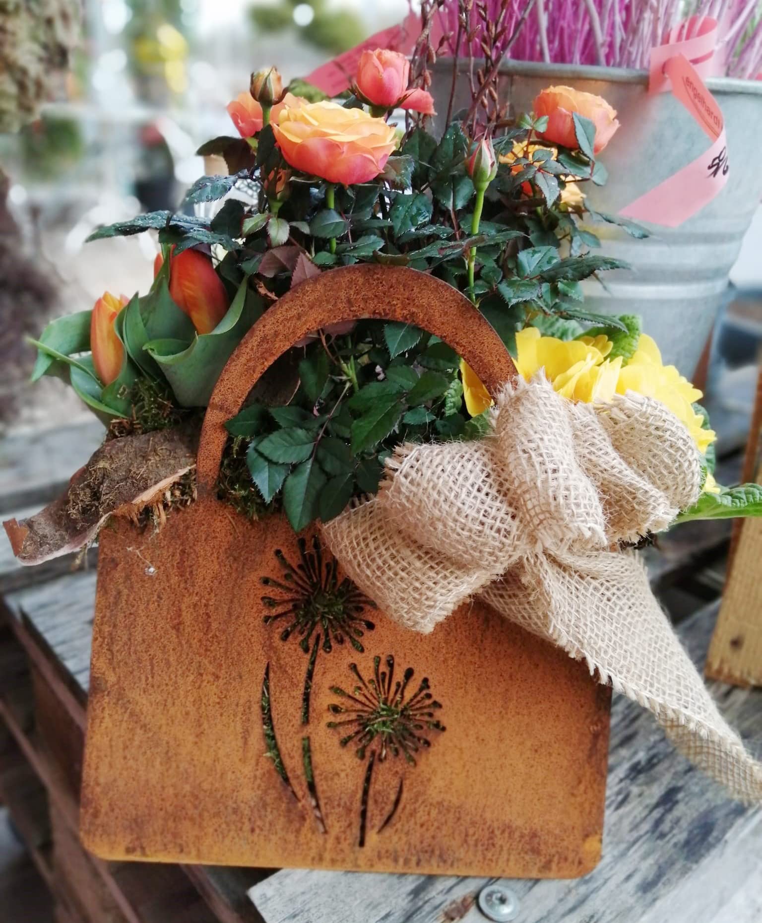 STEINFIGURENWELT GIEBEN Edelrost Handtasche mit 2 Blumen 27x32cm Tasche zum Bepflanzen Rost Pflanztasche Allium Pusteblume Blumentopf Windlicht Edelrost Gartendeko