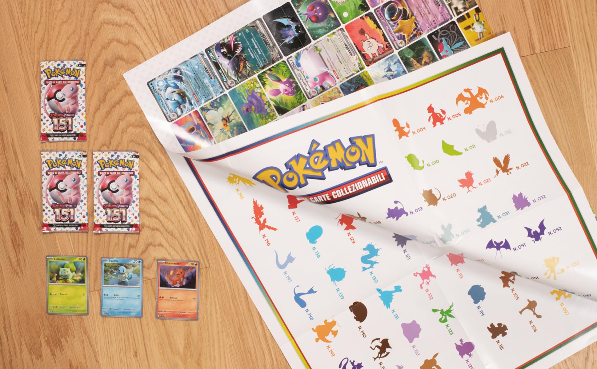 Collezione con poster dell’espansione Scarlatto e Violetto - 151 del GCC Pokémon (tre buste di espansione e tre carte promozionali olografiche), edizione in italiano