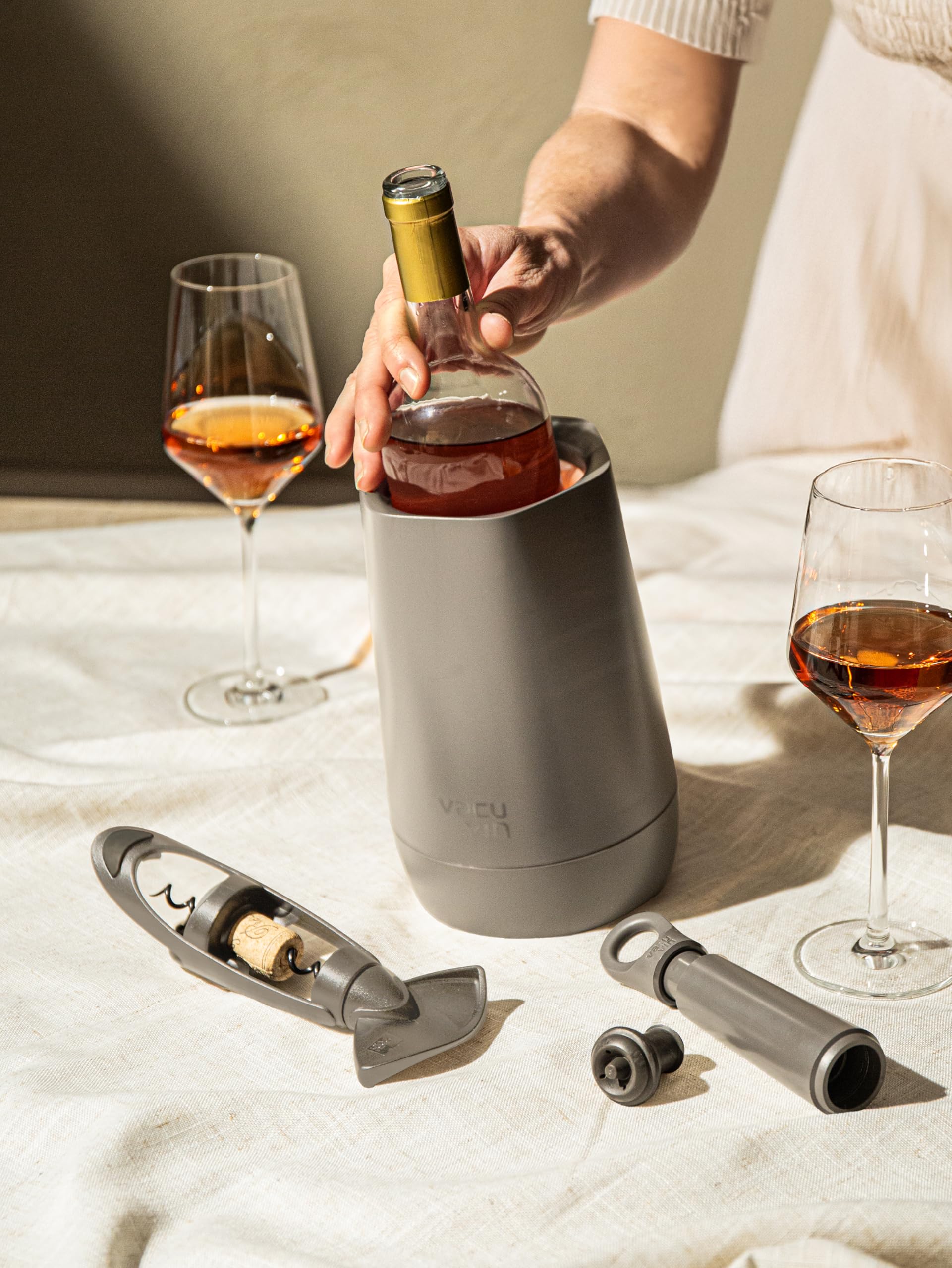 Vacu Vin Host Weinset - Graphit (4-teilig) - Geschenkwürdiges Weinzubehör-Set mit Kühler, Vakuumschoner, Twister-Korkenzieher & tropffreiem Servierteller - Hergestellt aus recyceltem Material