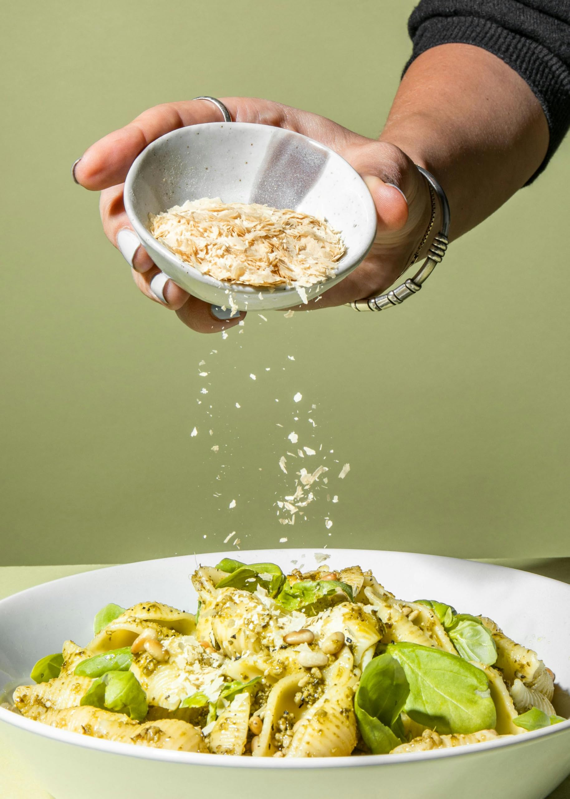 KoRo - Lievito alimentare in scaglie 500 g - fiocchi di lievito nutrizionale di melassa grattugiato, ricco di vitamina b12, ideale come formaggio vegano