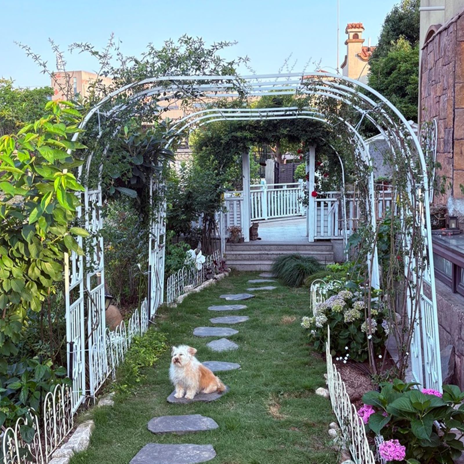 Gartenpavillon aus weißem Metall, eleganter Kletterpflanzenbogen für Hochzeiten und Outdoor-Dekoration, verstärktes flaches Design, L300 x B40 x H230 cm, romantische Gartenstruktur