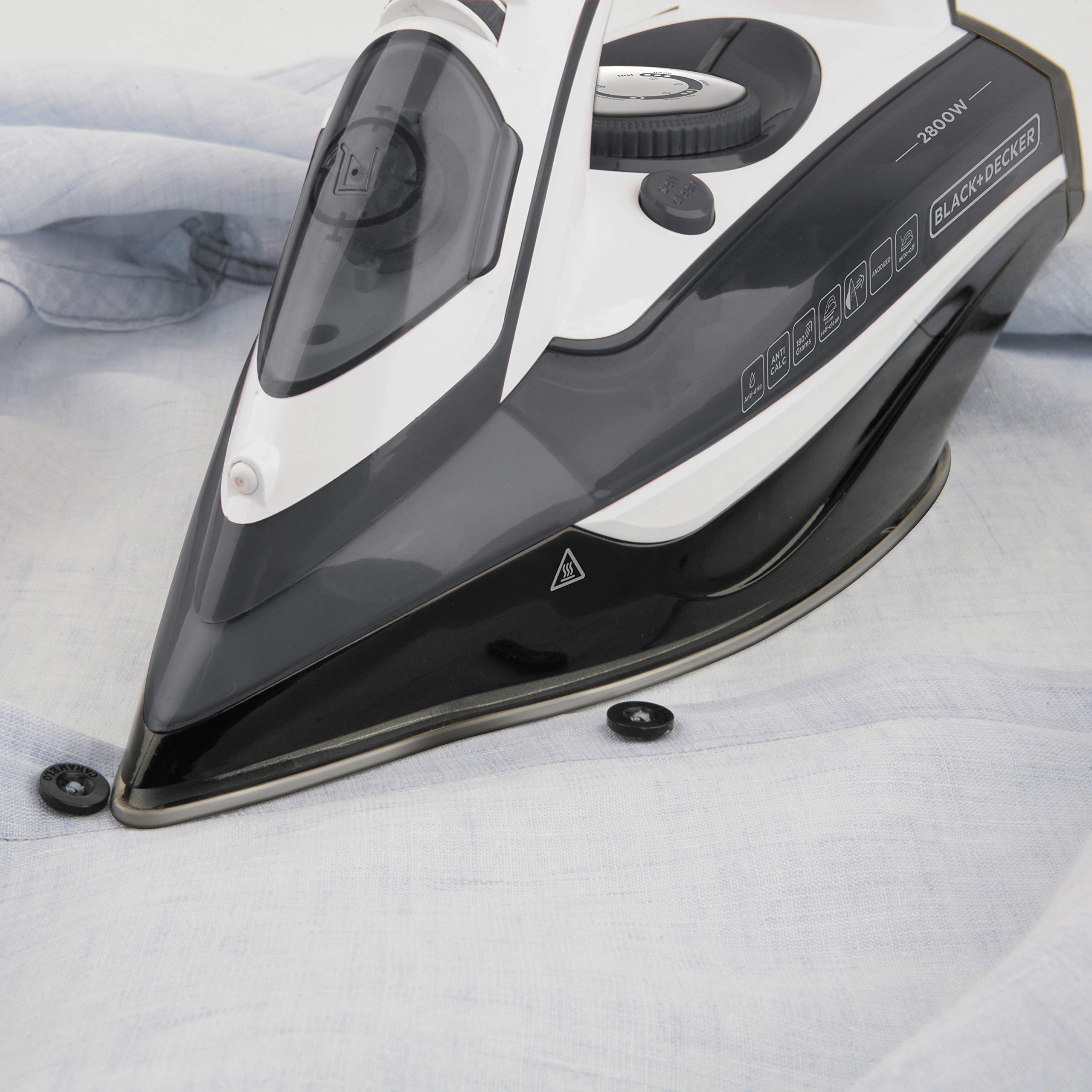 BLACK+DECKER BXIR2802E - Fer à repasser vapeur 2800W, fonction pressing 180g / min, semelle anodisée, système anti-calcaire et anti-goutte, système de fermeture automatique, noir et blanc