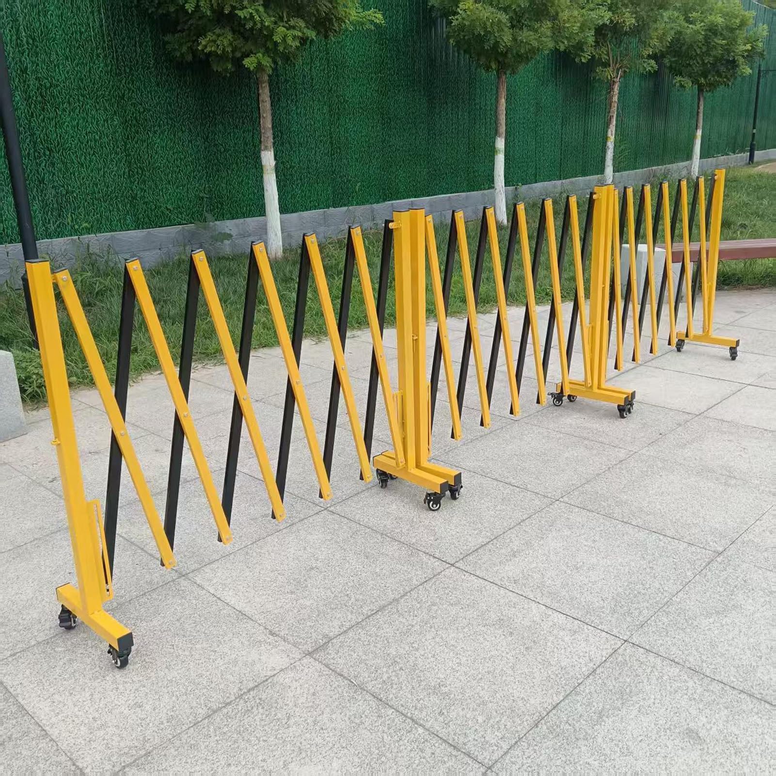 Einziehbares, faltbares Sicherheitstor, ausziehbare Akkordeon-Absperrung für den Außenbereich, verbindbare Verkehrsbarriere mit Rollen (80 x 100 cm / 31,5 x 39,4 Zoll)