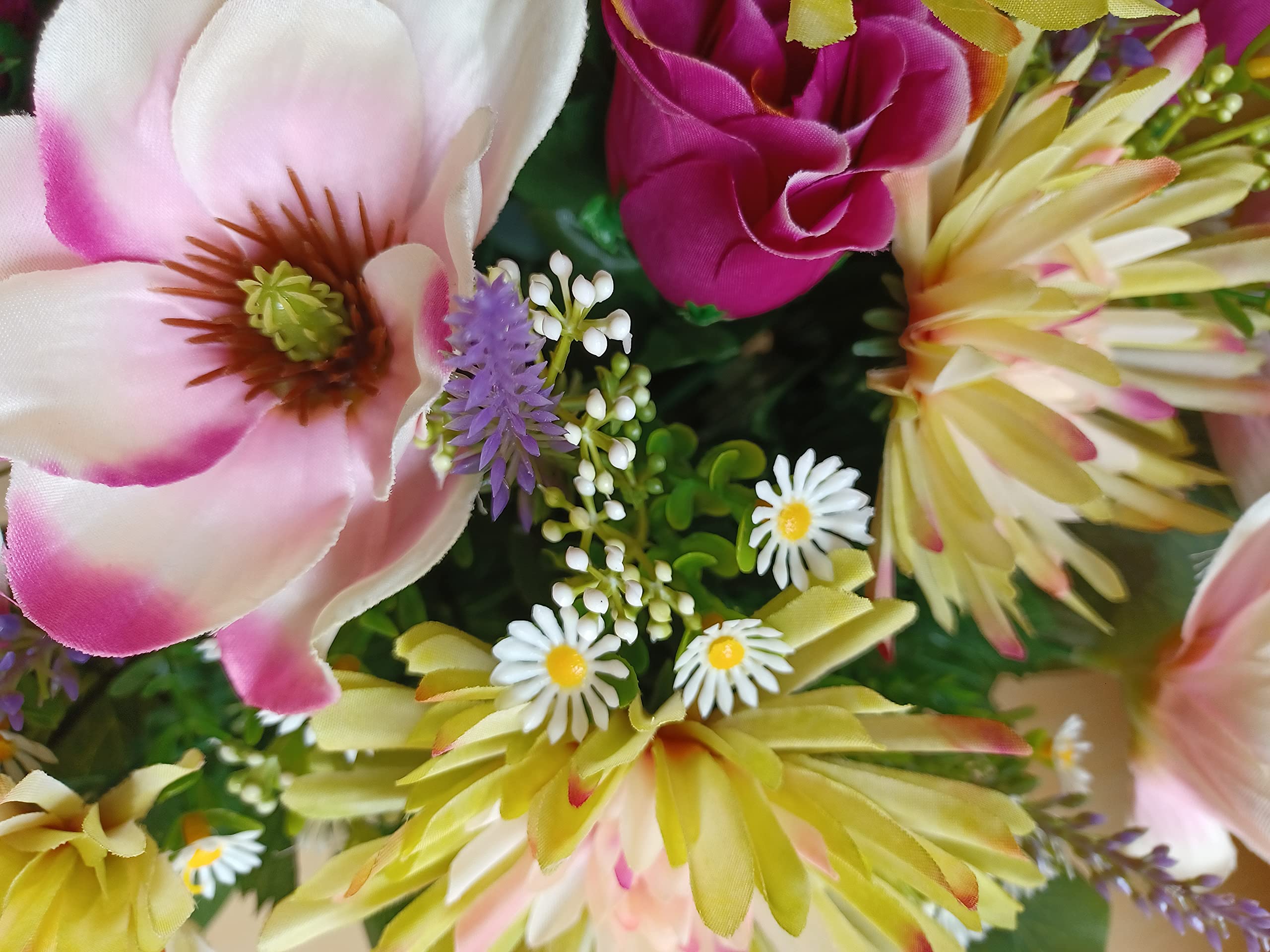Composition de Fleurs Artificielles, Lesté Ciment pour Une Parfaite Tenue à L' Extérieur. Réalisé par nos Soins, Fleurs de Qualité.