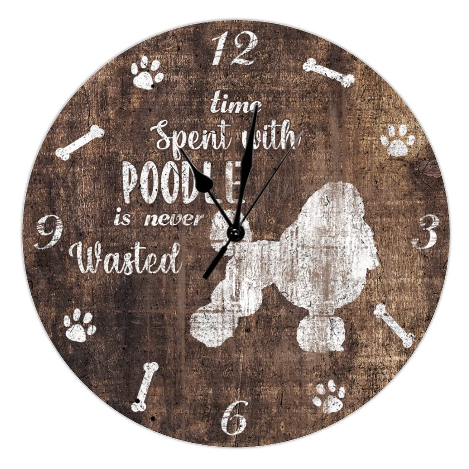 Horloge en bois avec chien pour une cuisine élégante et un salon apaisant
