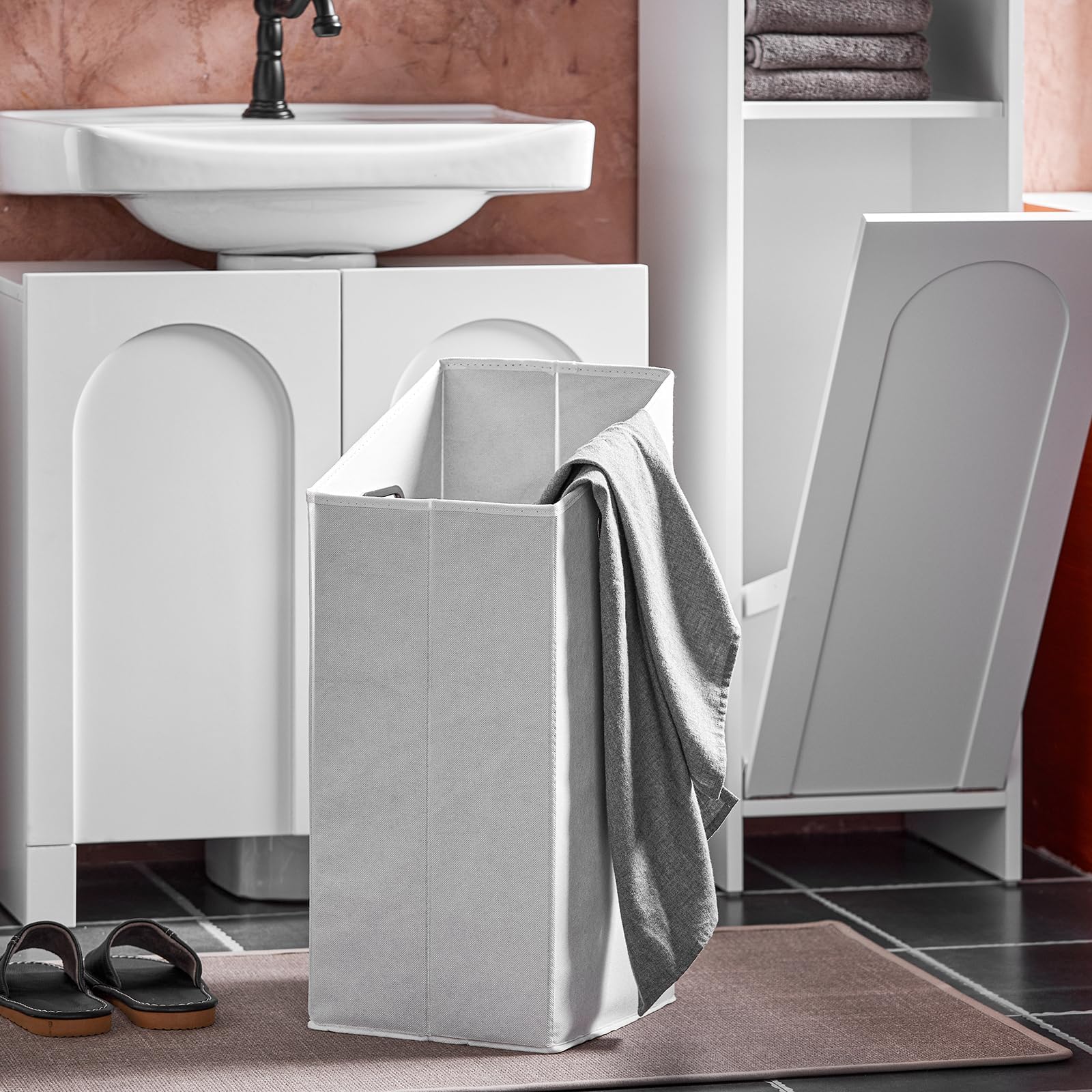 SoBuy Mobile Bagno Salvaspazio con Sacco Portabiancheria | 30x97x30cm Mobiletto Bagno in Legno con Cesto Estraibile per Piccoli Bagni o WC Ospiti Bianco, BZR161-W