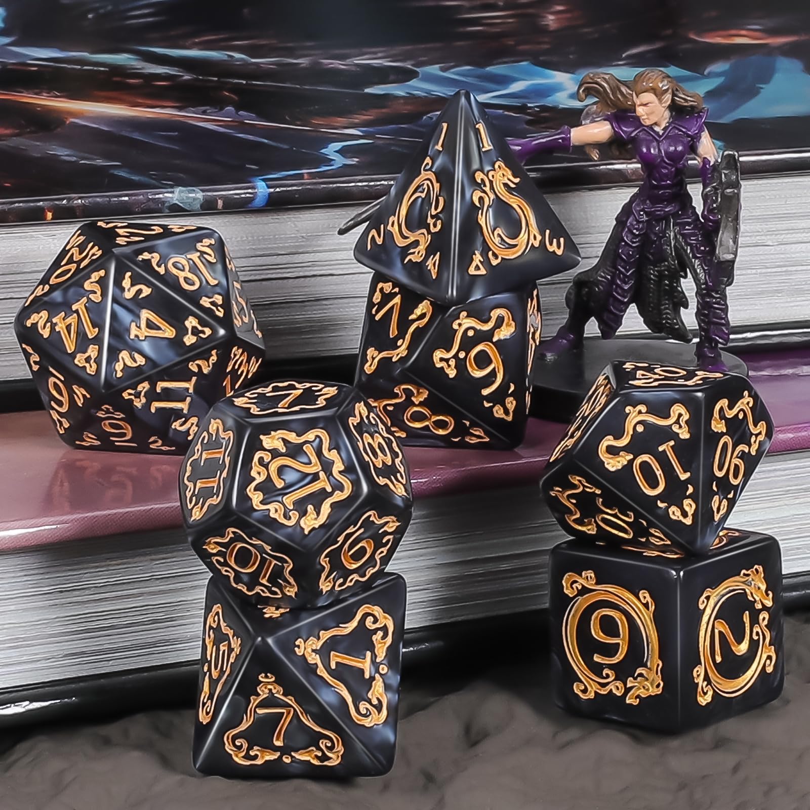 QMAY Set di Dadi Poliedrici per Dungeon and Dragons MTG RPG D&D - 7 Pezzi con D20, D12, D10, D%, D8, D6, D4 (Motivo Drago Nero) - 4