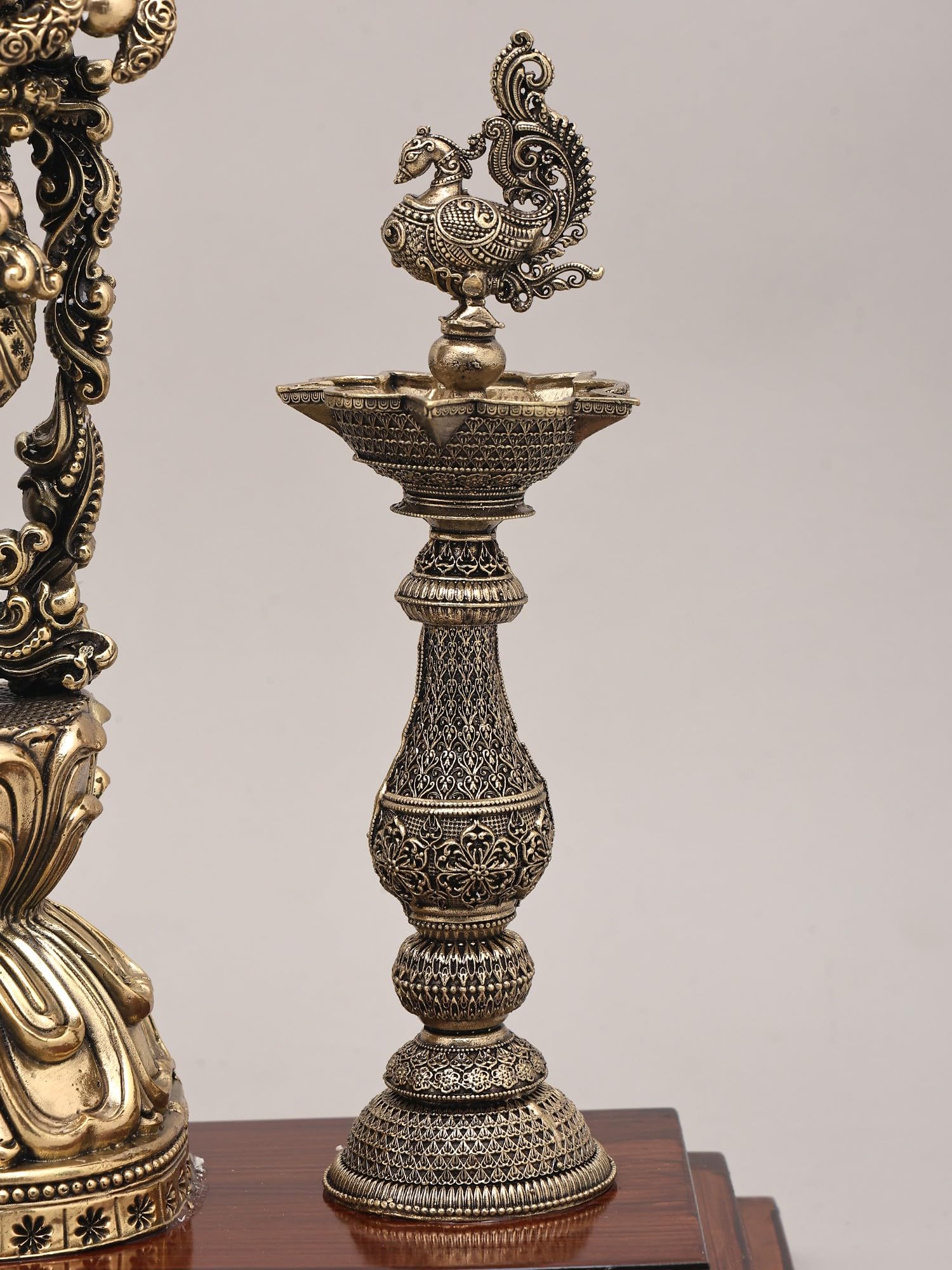 Exotic India 38 cm Superfine lord Kryszna grający na flecie mosiężny posąg na drewnianej podstawie z pawim głębokim olejem lampa idol do dekoracji świątyni domu