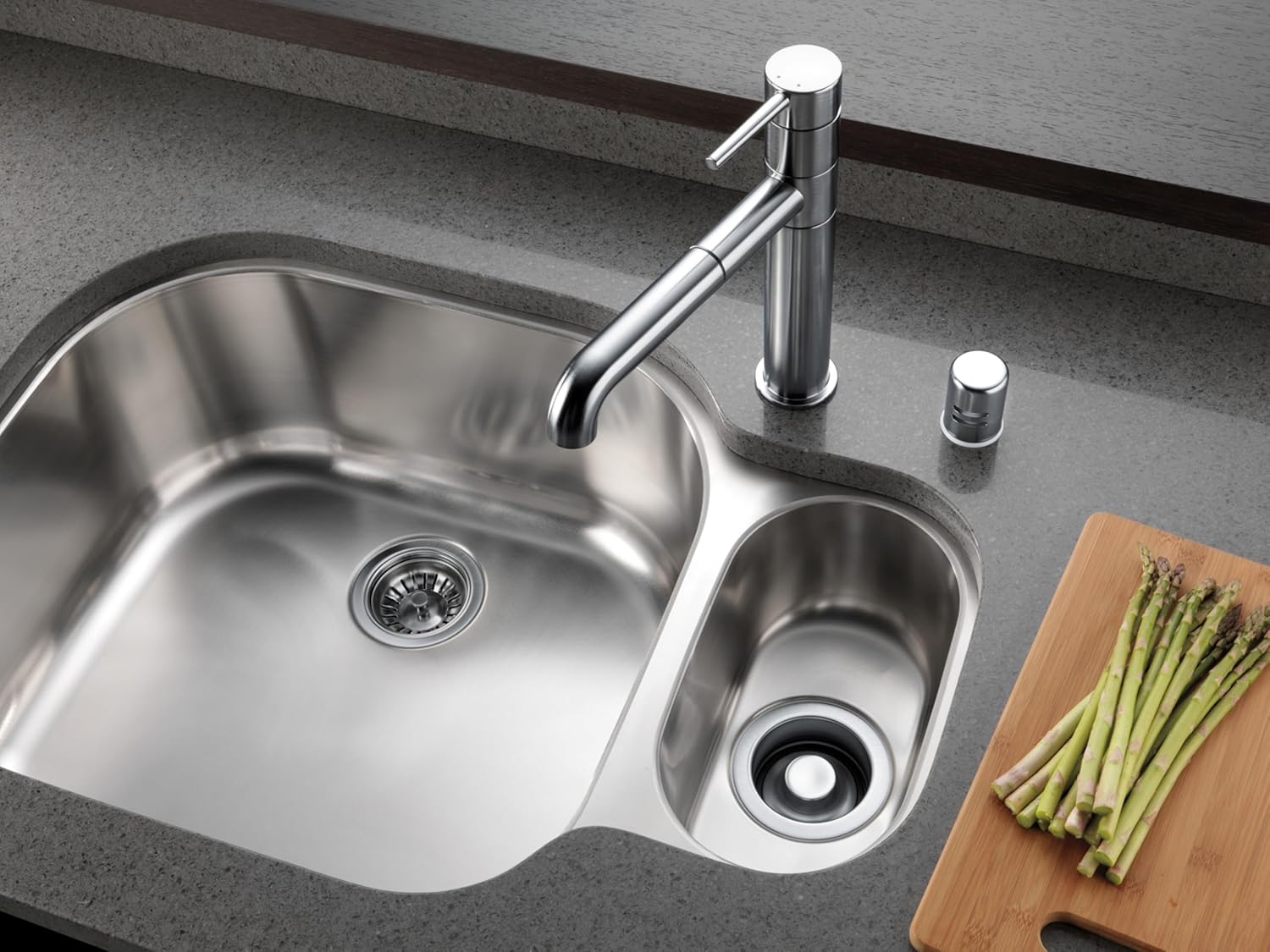 Delta 72010-SS Brilliance Stainless Classic Basket Strainer and Flange for Kitchen Sinks with a 3.5" Sink Opening