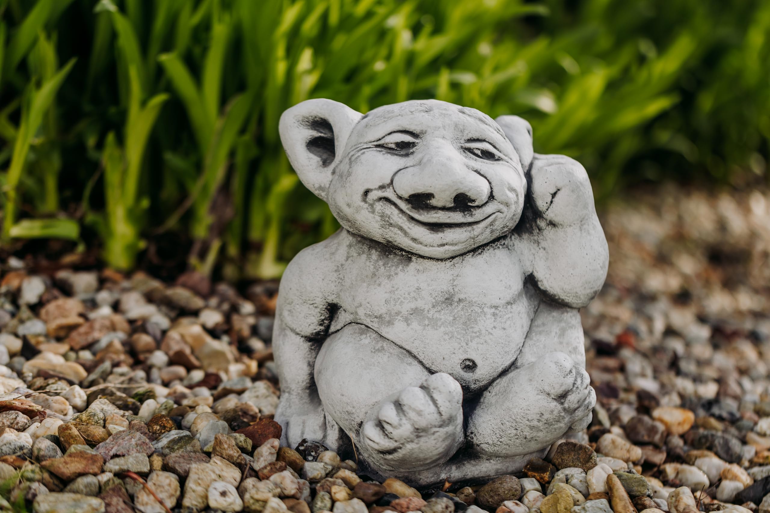 gartendekoparadies.de Massive Steinfigur XXL Troll Modell Finger im Ohr Gnom Wichtel Kobold, Höhe 26 cm, Grau, 14 kg, Figur aus Steinguss frostsicher für den Außenbereich