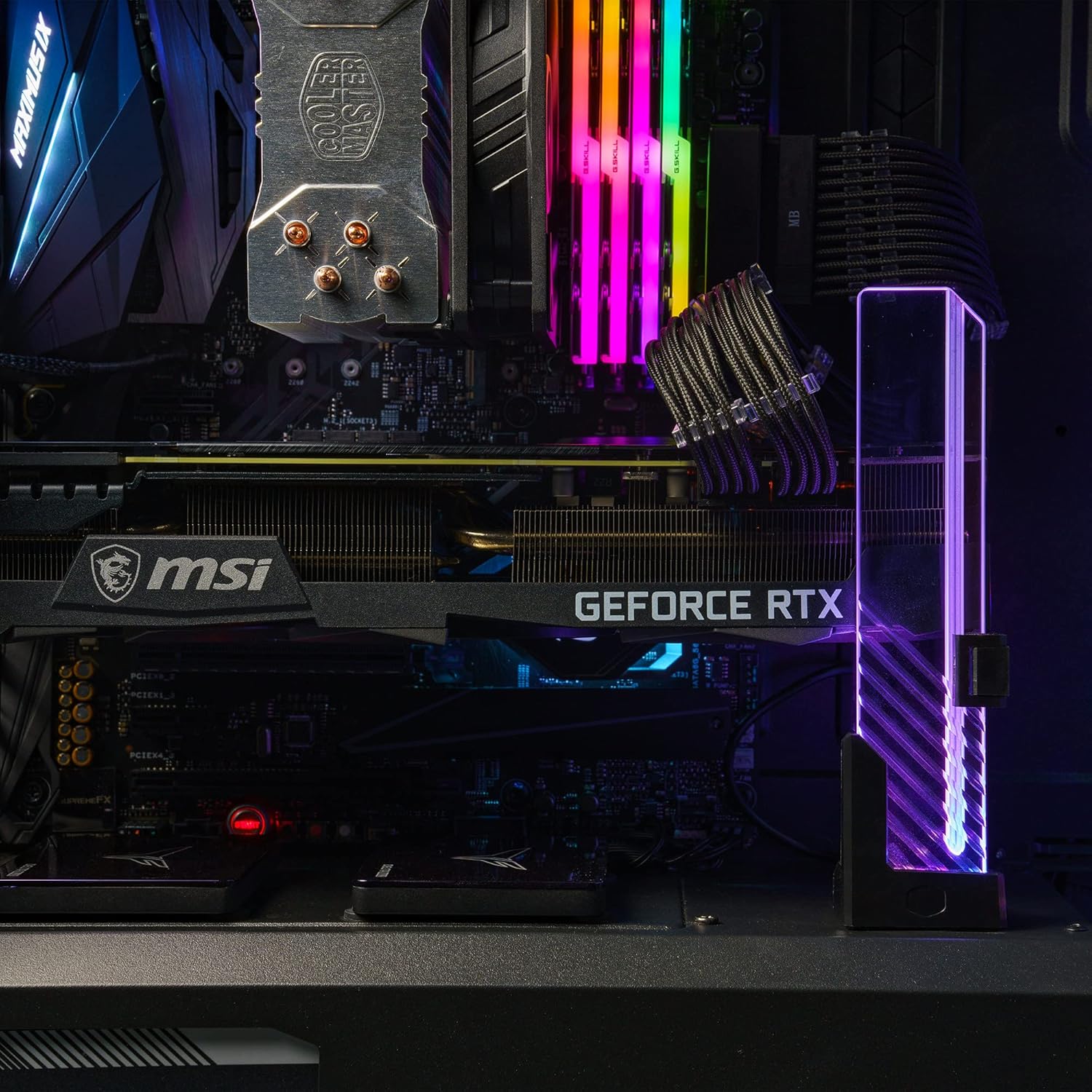 Cooler Master MasterAccessory Supporto GPU ARGB - Previene il Cedimento della Scheda Grafica, Vetro Temperato con Illuminazione Laterale ARGB, Design Versatile, Base Magnetica, Installazione Facile Cooler Master MasterAccessory Supporto GPU ARGB - Previene il Cedimento della Scheda Grafica, Vetro Temperato con Illuminazione Laterale ARGB, Design Versatile, Base Magnetica, Installazione Facile