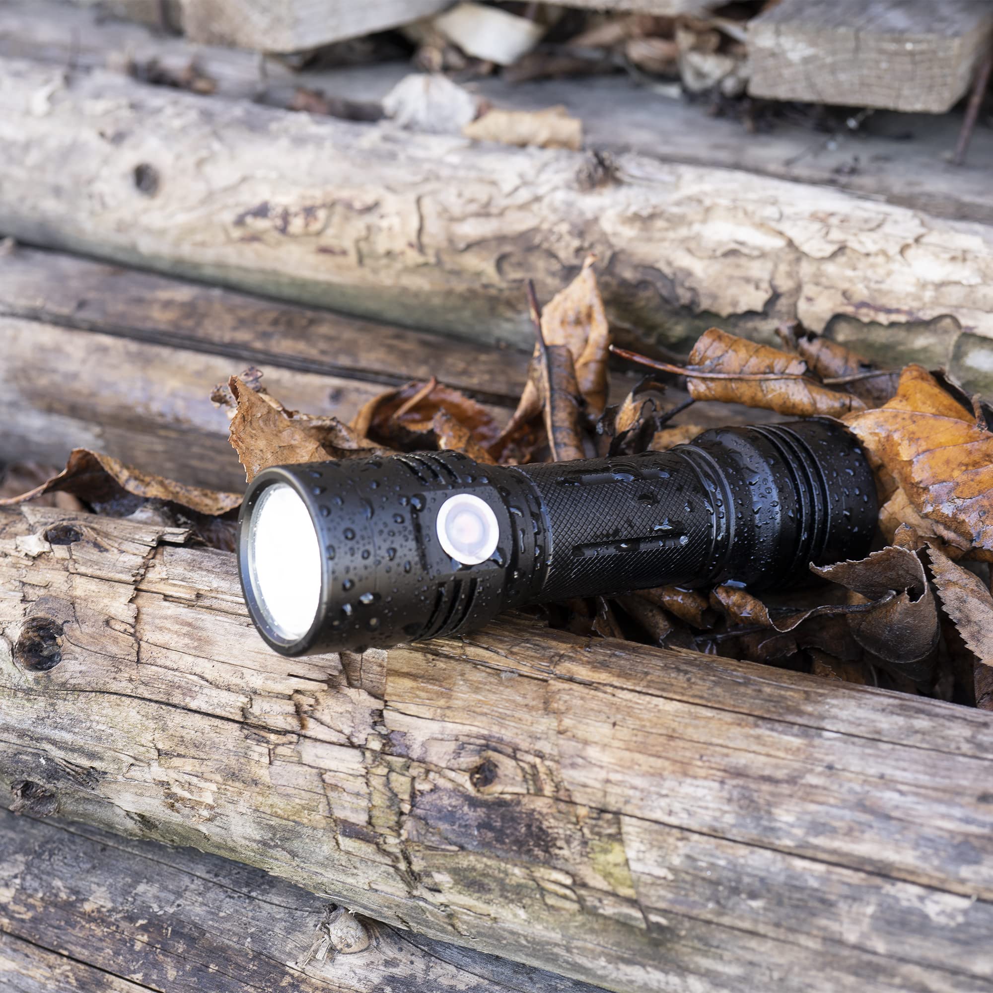 Aluminiowa latarka podwójna LED PNI Adventure F200, bateria 4000 mAh i port micro USB, 3 diody LED z dużą aperturą i jedna z fokusem, obie mają 3 poziomy mocy