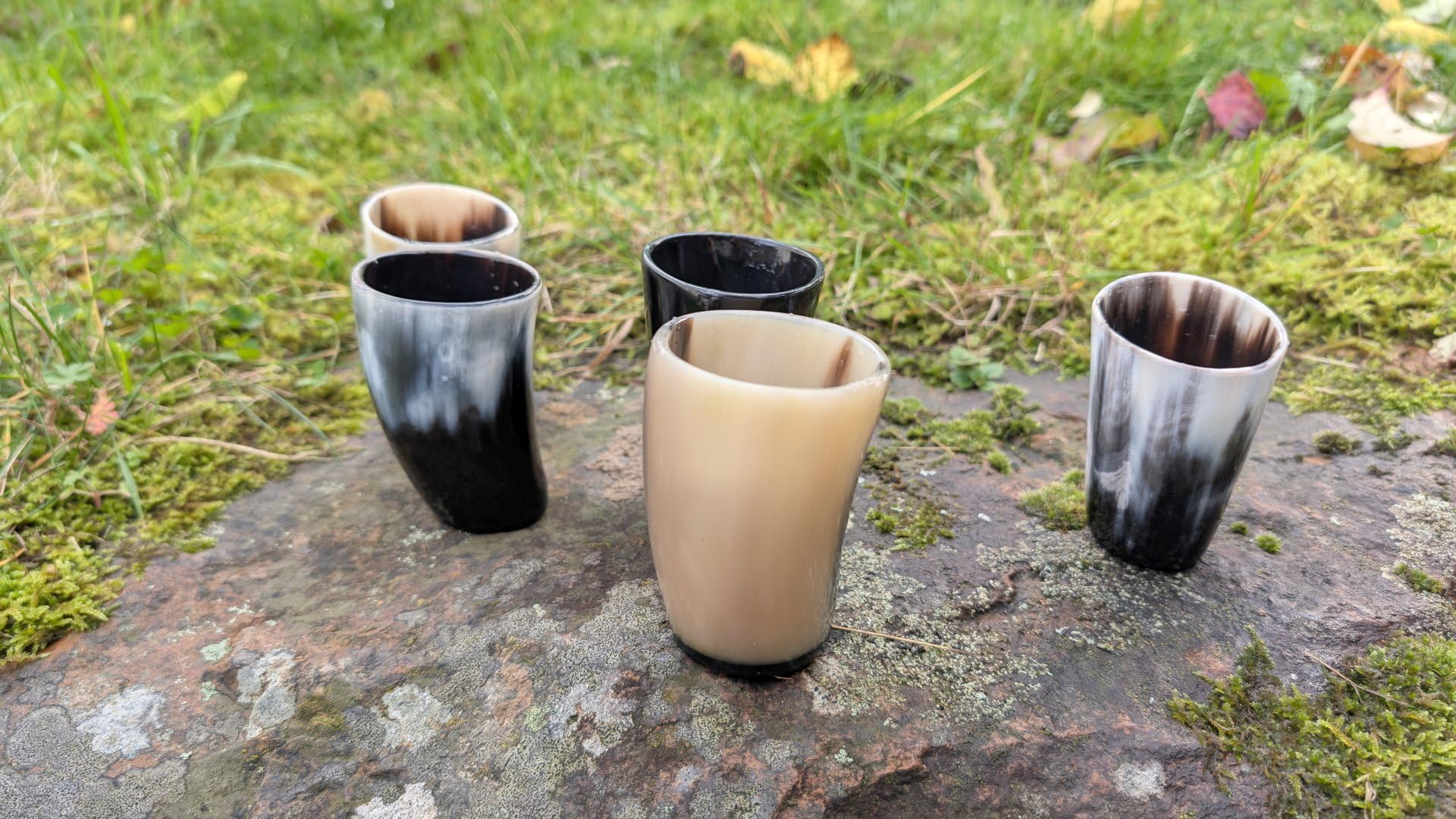 Frera Horn Becher, Traditioneller Trinkbecher aus Horn, Schwarz-Beige Marmoriert, 40-50 ml Fassungsvermögen, Handgefertigt (5 Stück im Set)