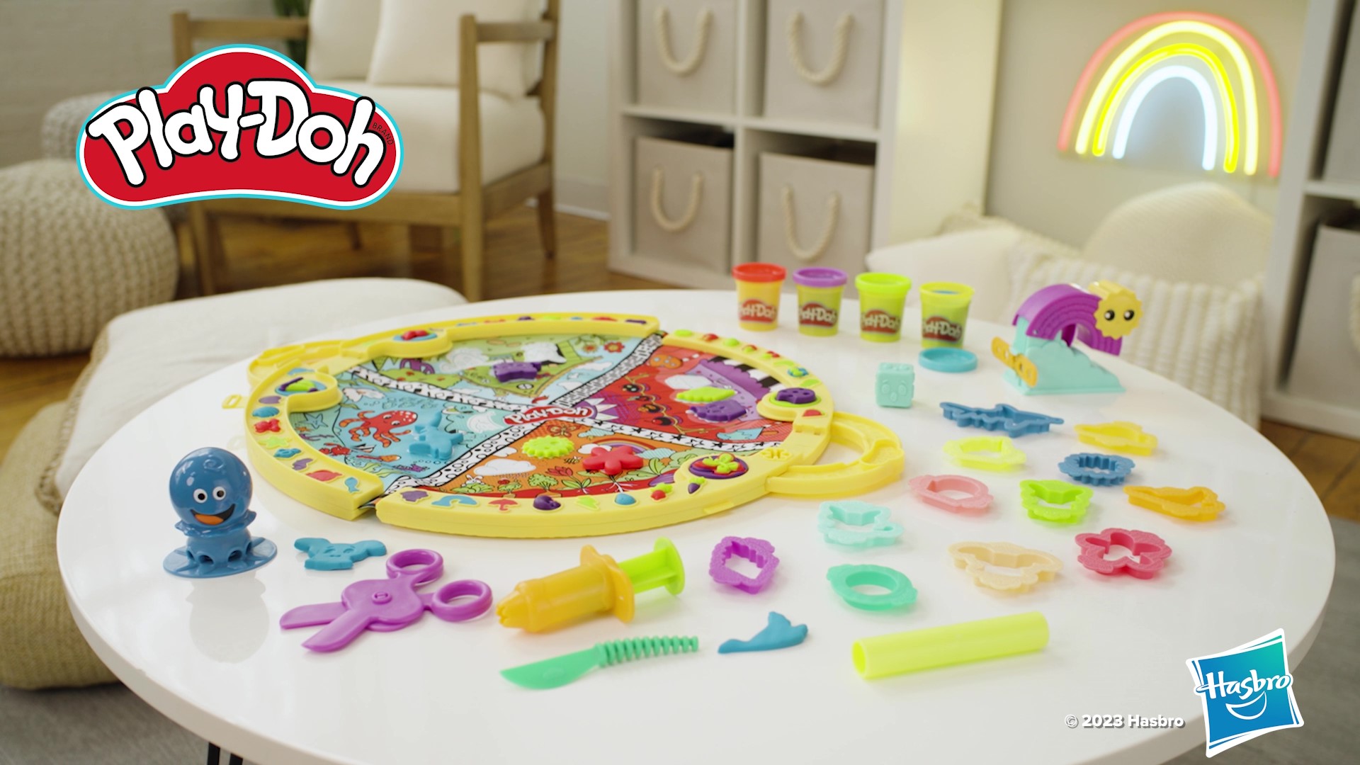 Amazon.com: Play-Doh Fold & Go Playmat Starter Set with 19