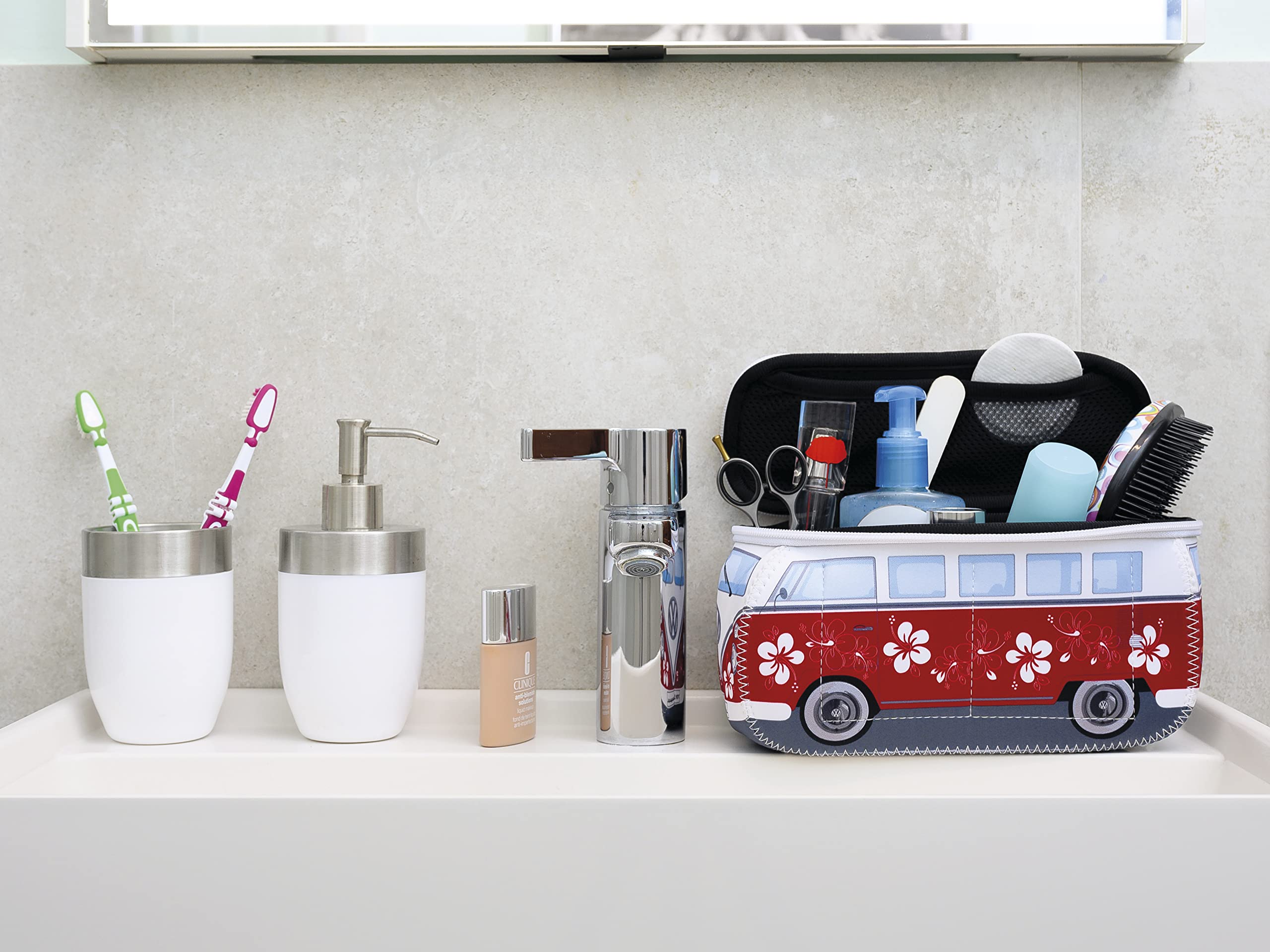 BRISA VW Collection - Volkswagen Neopren Universal-Schmink-Kosmetik-Kultur-Reise-Apotheke-Tasche-Beutel im T1 Bulli Bus Design (Hibiskus/Rot/Groß)