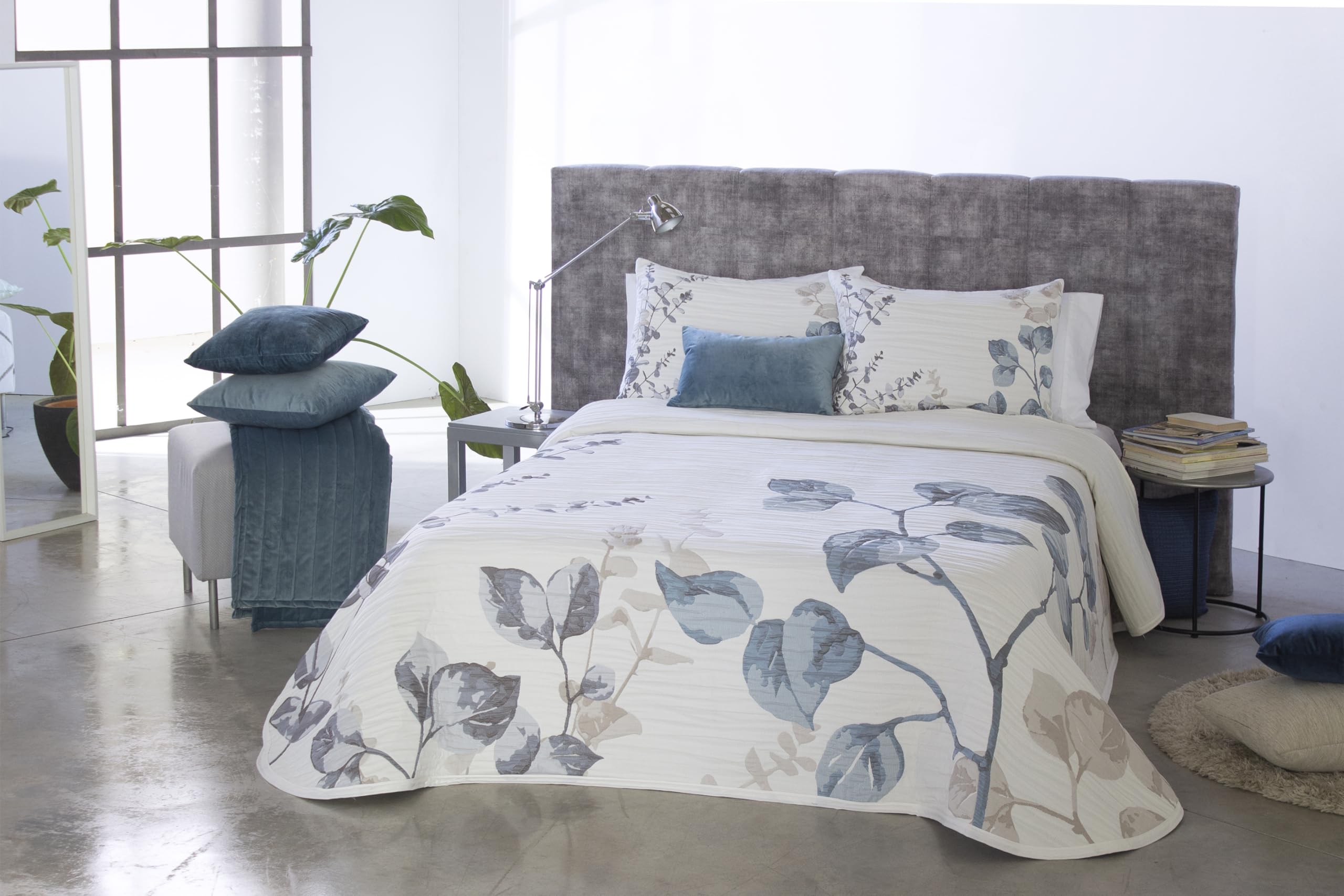 Reig Marti Colcha Primavera-Verano Jacquard Modelo Sinead, diseño de Hojas en Azul y Beige (150 cm)