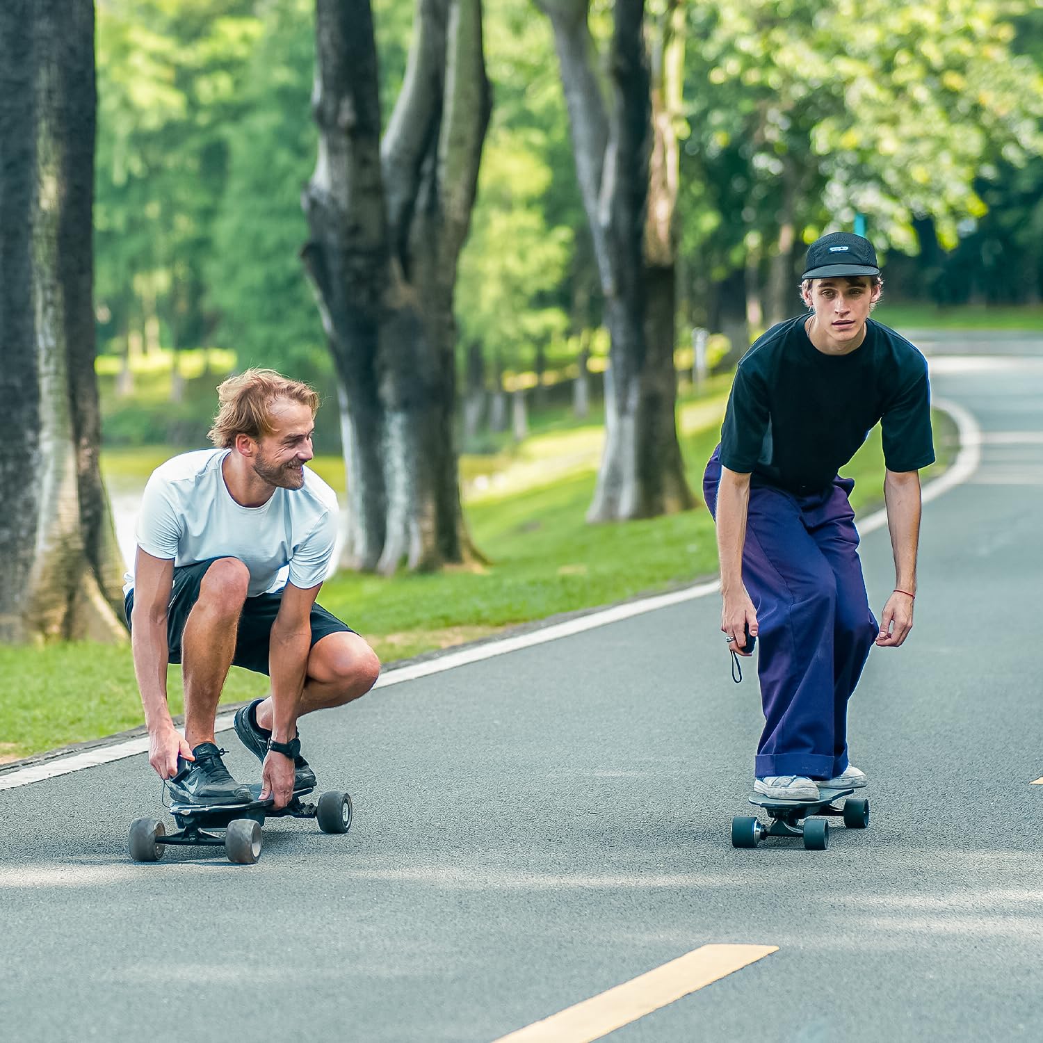 Elektro Skateboard Jugendliche mit Fernbedienung,19KM/H mit 300W Motor,12-16KM Reichweite,Fernbedienung Mit 4 Geschwindigkeitsstufen,Wasserdicht Schockabsorbierendes Longboard für Anfänger