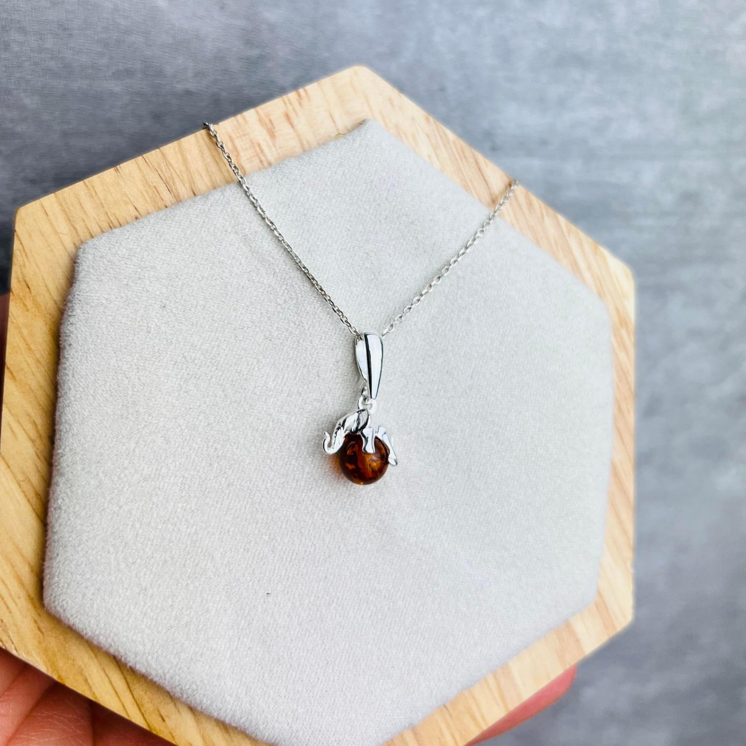 Noda GL354 - Ciondolo in vera ambra baltica e argento Sterling, a forma di elefante, senza catenina