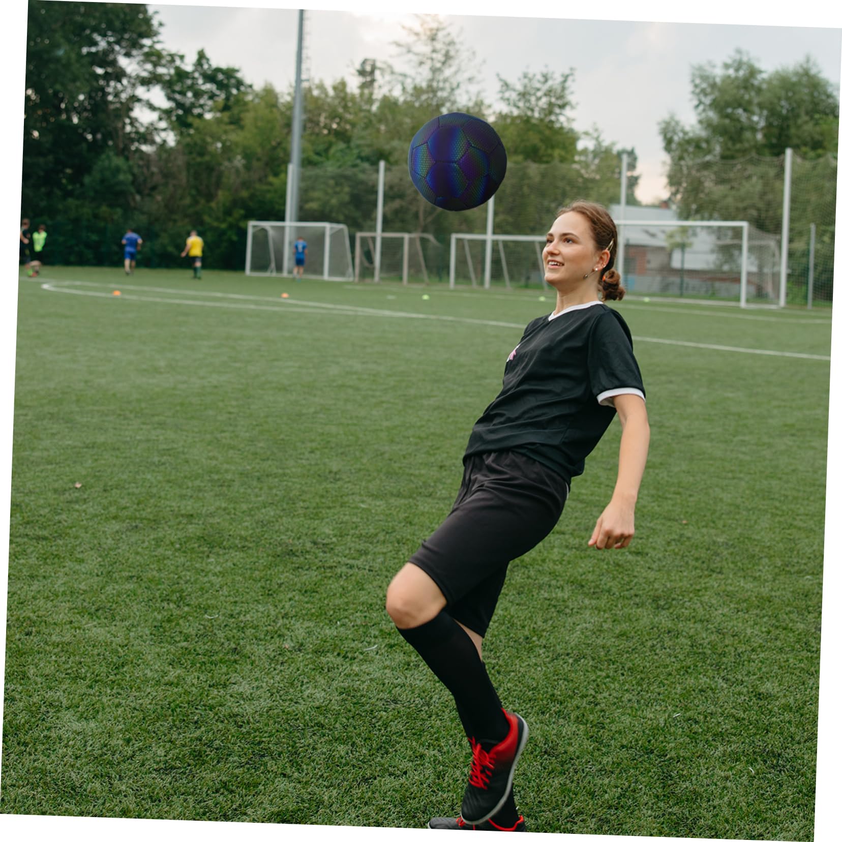 Palla da Calcio Riflettente Olografica per Allenamento, Alta Visibilità | Gomma, Pelle Sintetica e Camera Butilica, Uso in Campo e Ragazze Adolescenti, Back To School Party