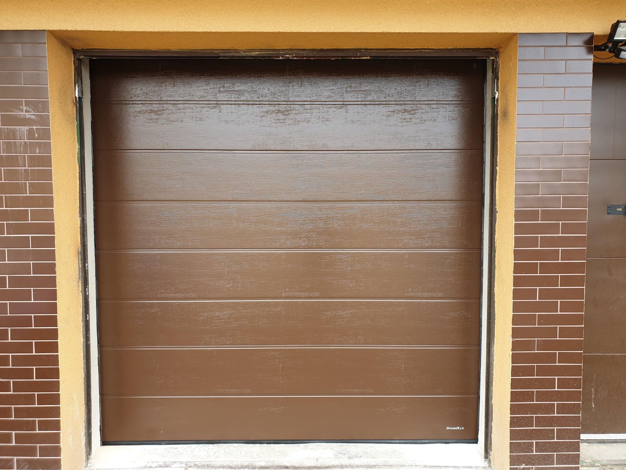 DoorHan - Puerta de Garaje | Seccional | Motorizada y emisor manual, para el Autoensamblaje, Tamaño y Color para elegir (RAL 8014 (Marrón), Ancho 2750 mm x Alto 2150 mm) extra