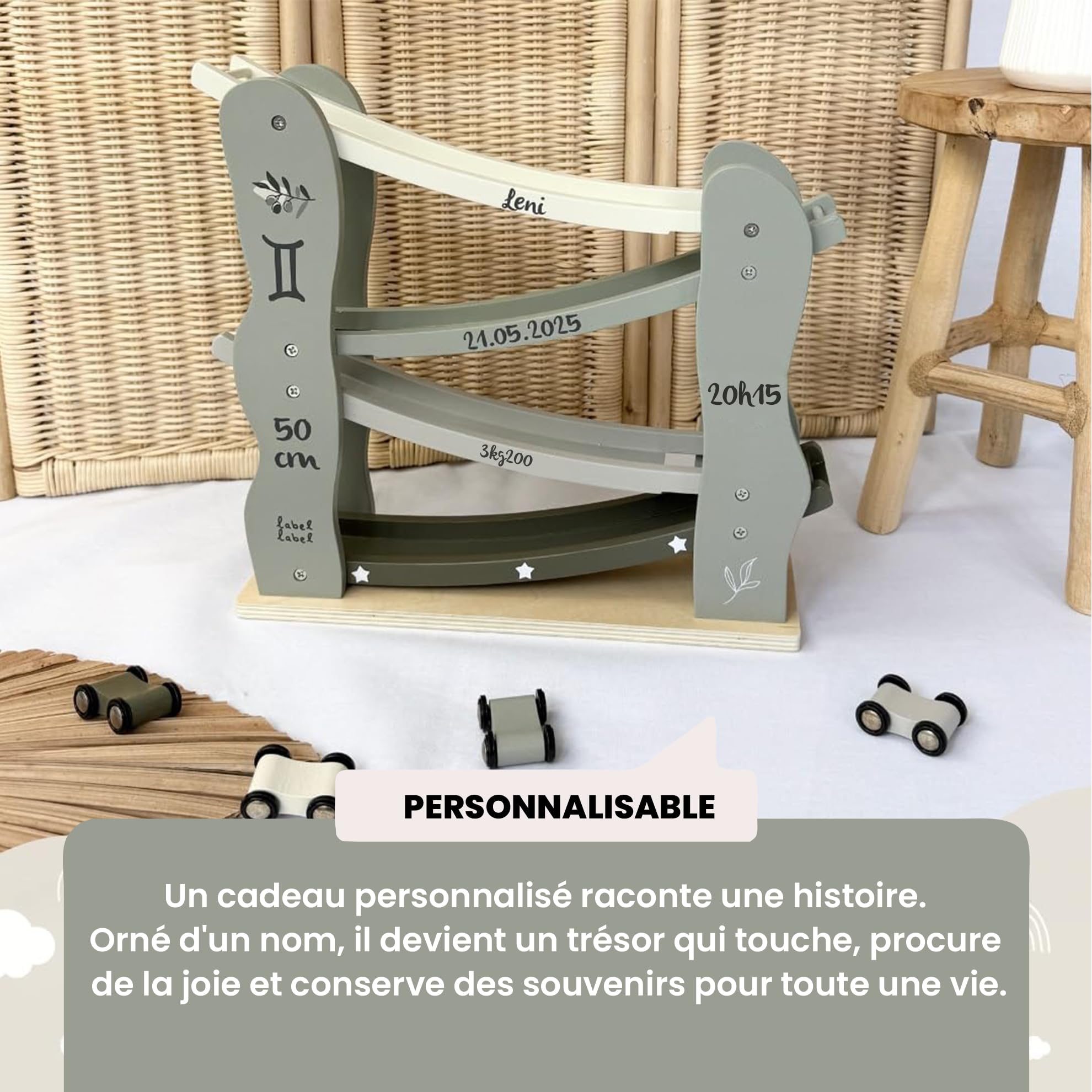 Personnalisable Circuit à Voitures en Bois Vert Olive - avec Petites Voitures & favorise la motricité Fine - pour Enfants dès 12 Mois - avec prénom & Date de Naissance - Label Label