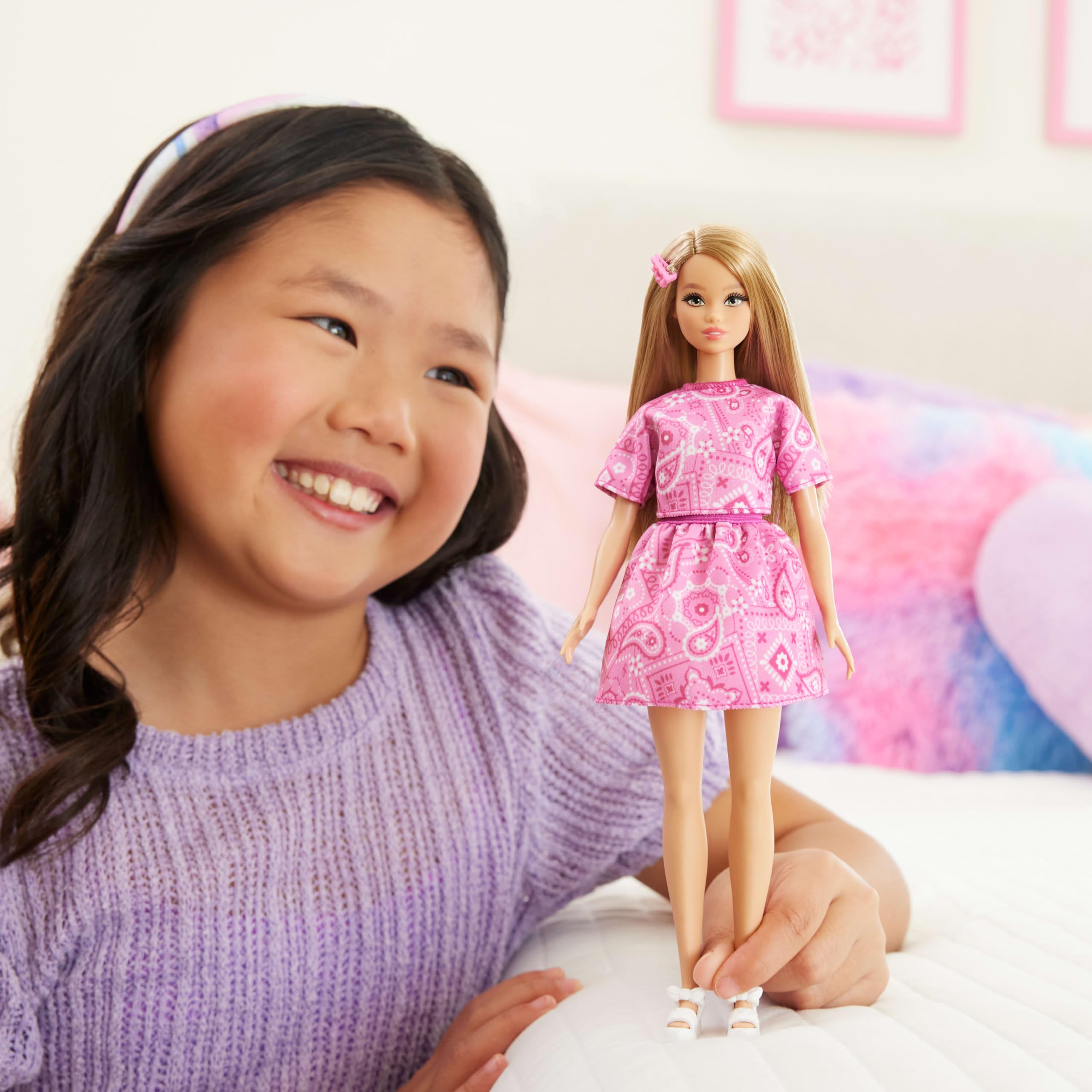 Barbie Fashionistas Lalka modowa #249, różowy strój we wzór paisley, blond włosy, różowa spódniczka i koszulka, białe sandałki na platformie, zabawka dla dzieci 3+, JJN62