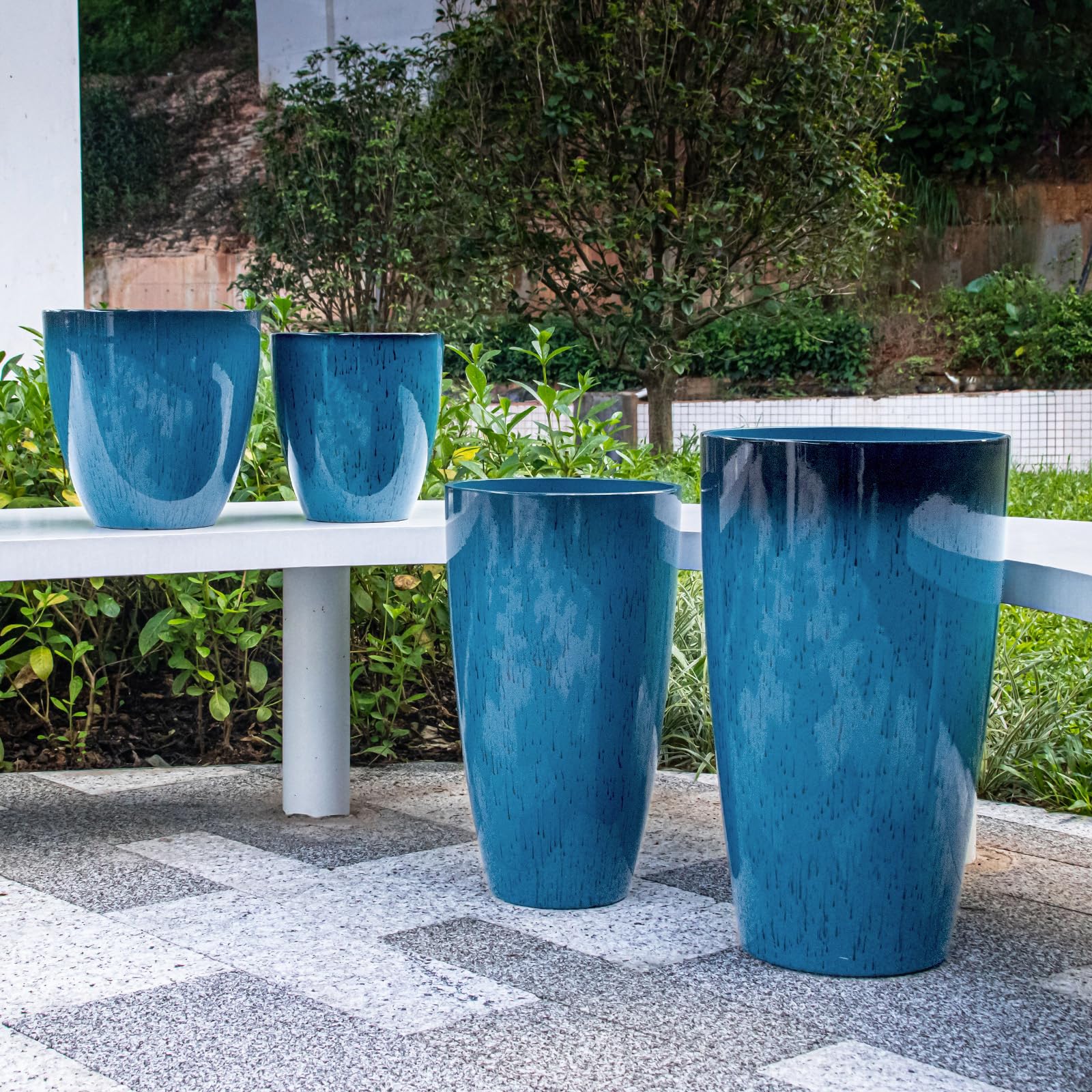 ZMTECH Lot de 4 grands pots de fleurs en plastique avec trou de drainage et soucoupe pour intérieur/extérieur, bleu brillant dégradé pour porche, terrasse, jardin